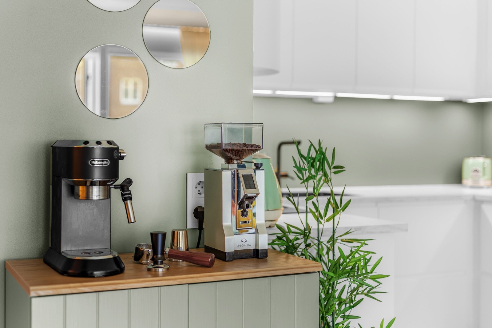 Varmtvannsbereder på 107L fra 2021 er plassert under kjøkkenbenk. Galleribilde