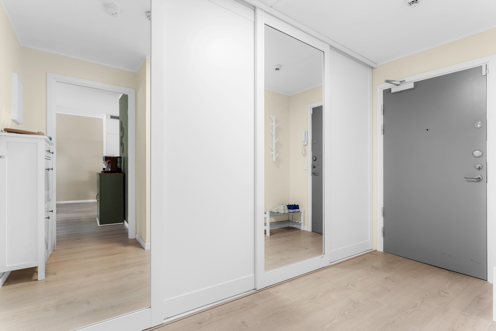 Her er det god plass til yttertøy og sko i stor skyvedørsgarderobe med speil. Galleribilde