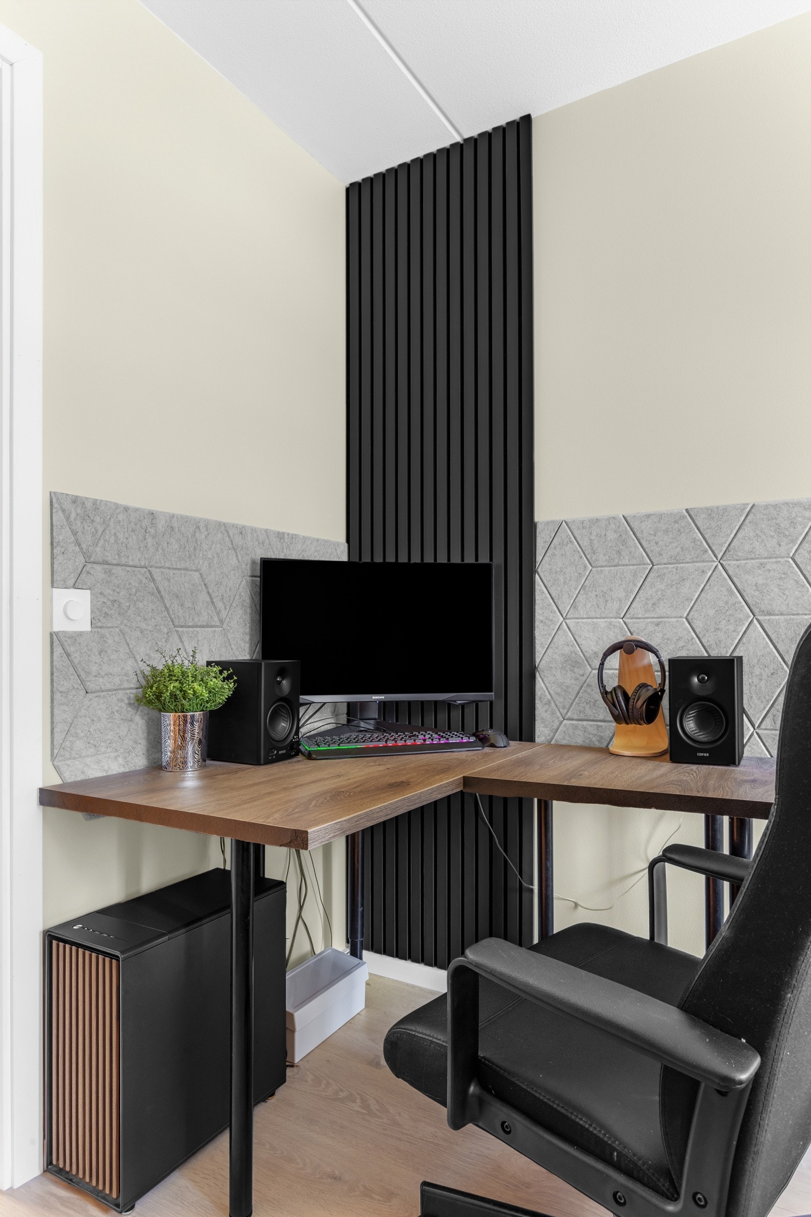 Soverommet har plass til dobbeltseng, nattbord og annet ønsket møblement. Galleribilde