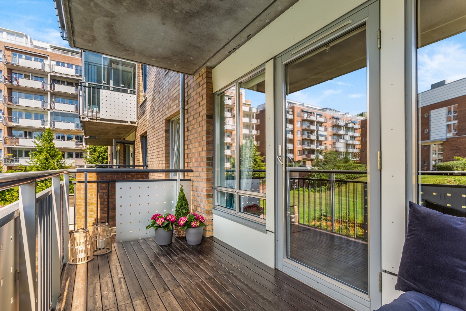 Balkongen er på 8m² og har god plass til sittegruppe, grill og beplantning. Det er montert utvendig stikkontakt. Galleribilde