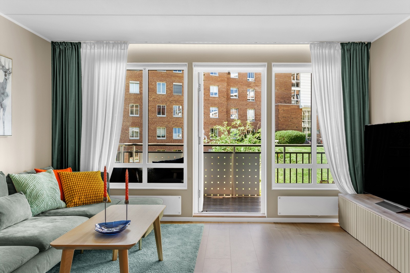 God planløsning med store vindusflater og fine lysforhold. Galleribilde