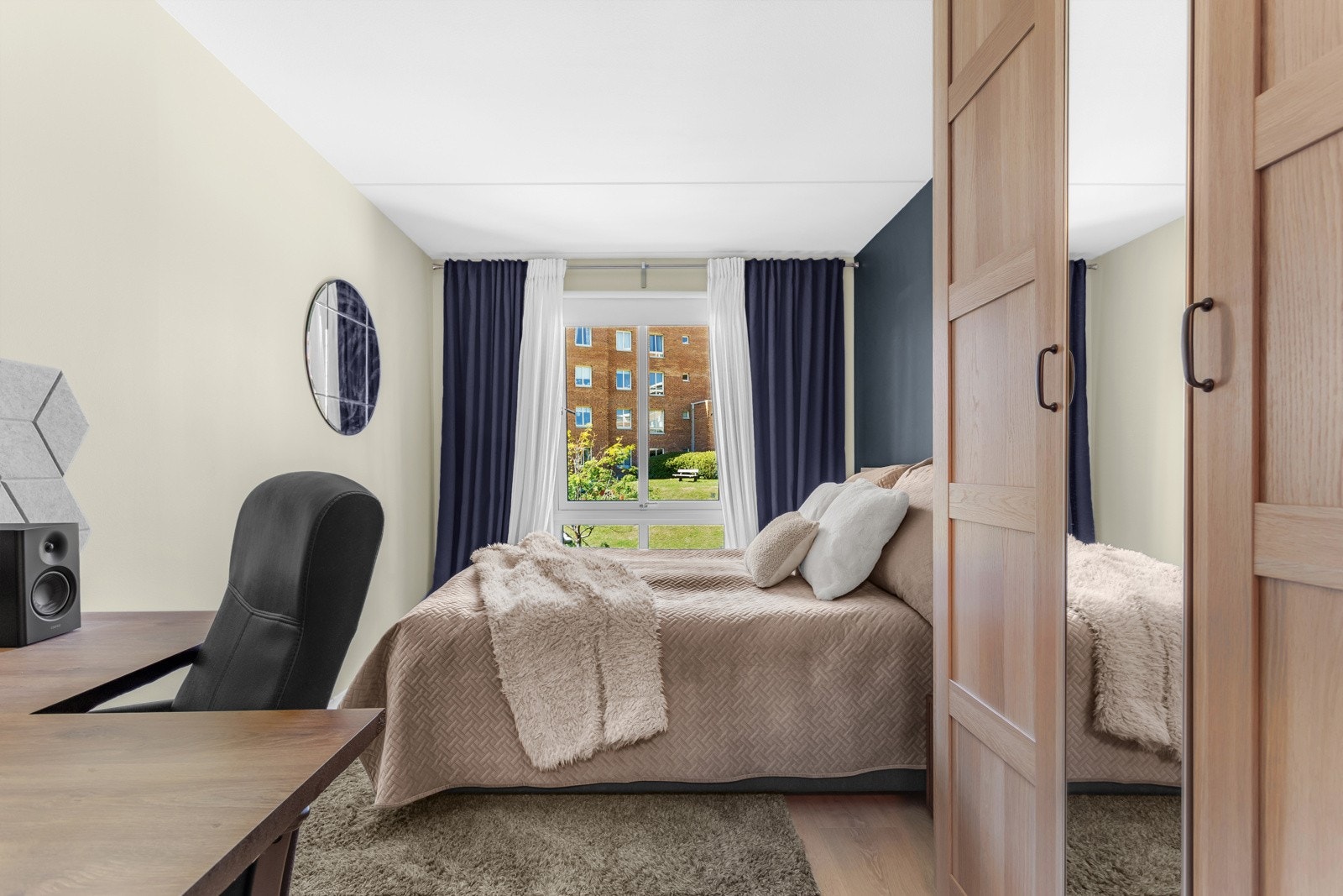 Leiligheten har et fint soverom vendt mot rolig bakgård. Galleribilde