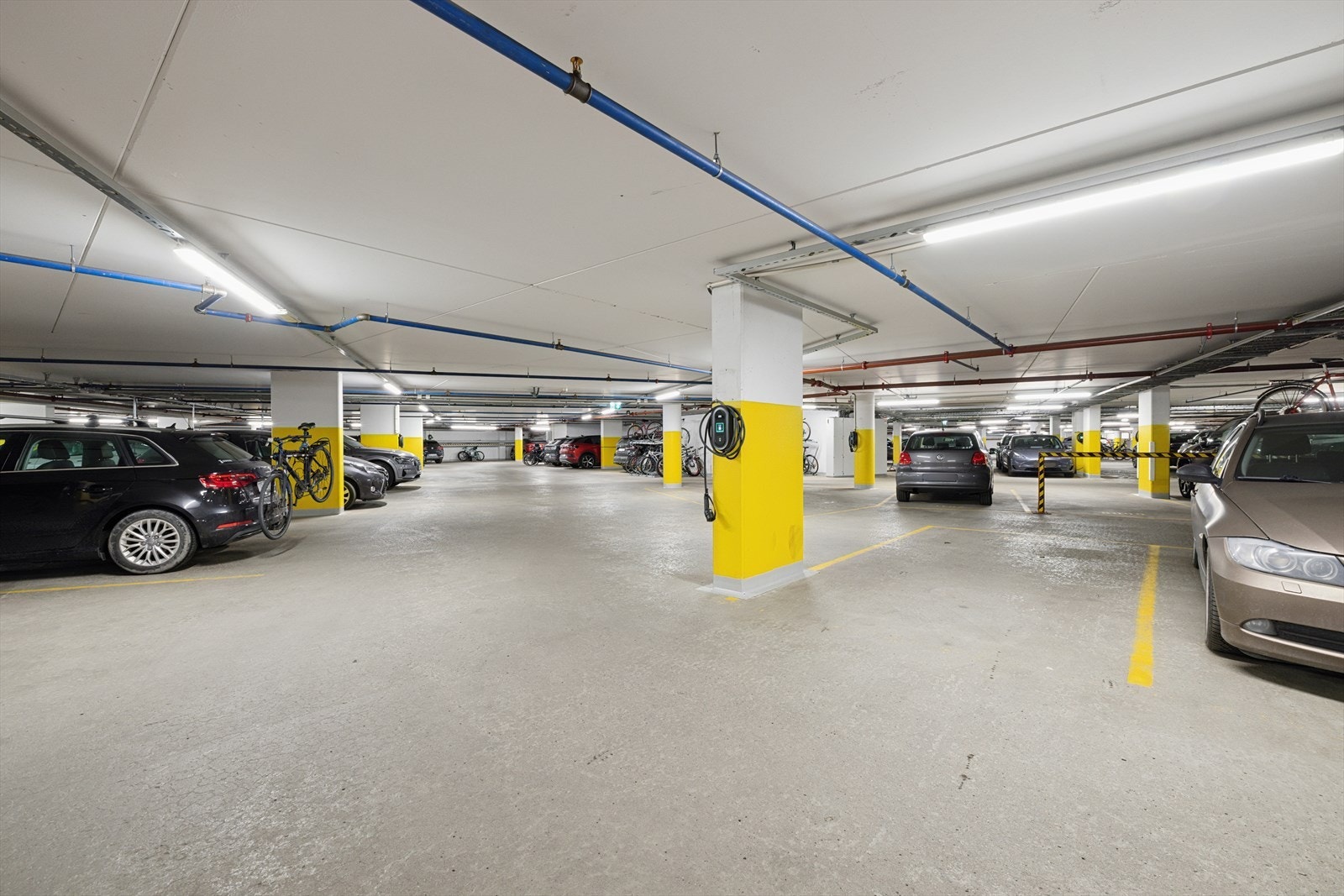 Leiligheten disponerer garasjeplass, for øvrig parkering på anviste plasser etter områdets gjeldende regler. Galleribilde