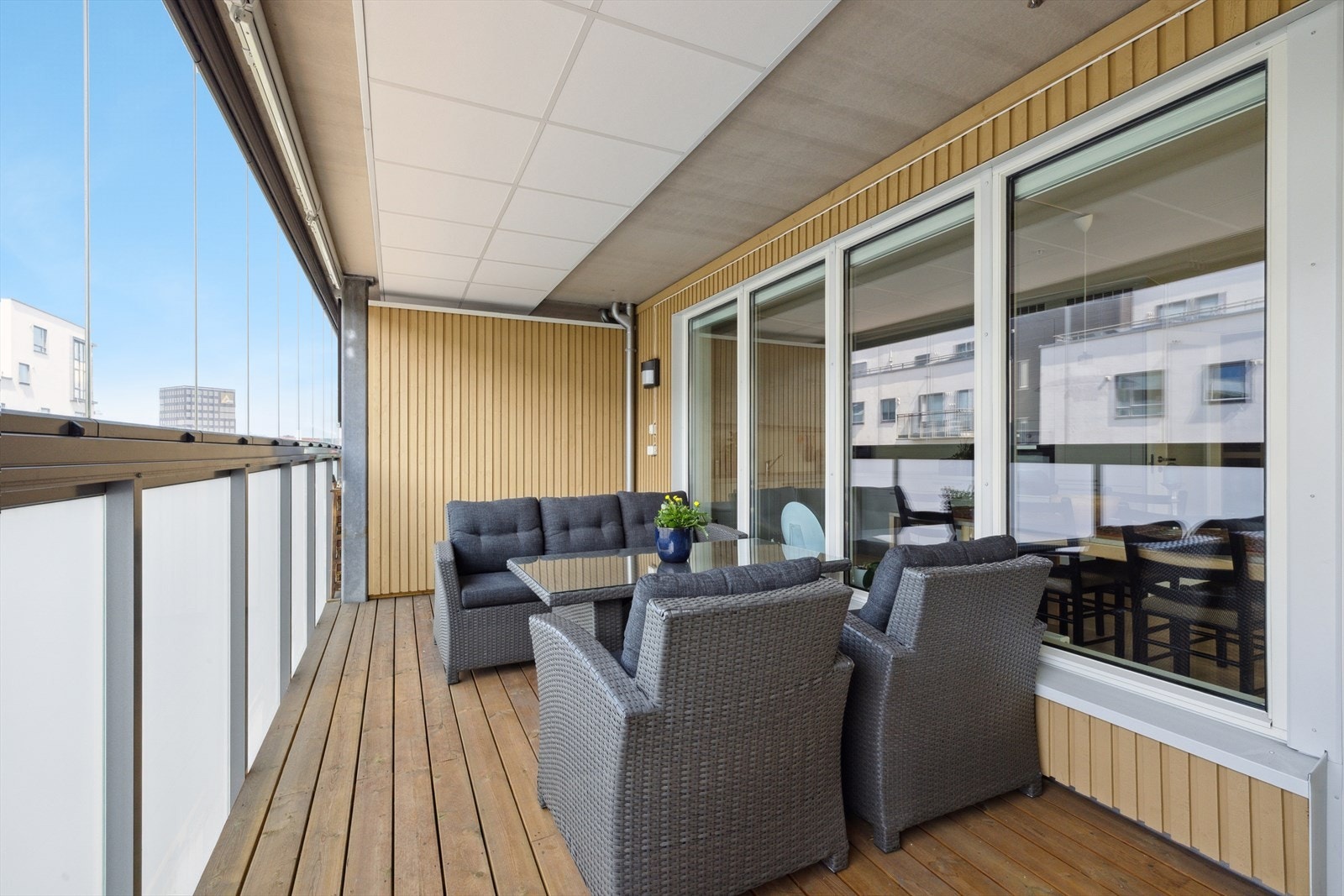 Her er det god plass til hagemøblement. Galleribilde