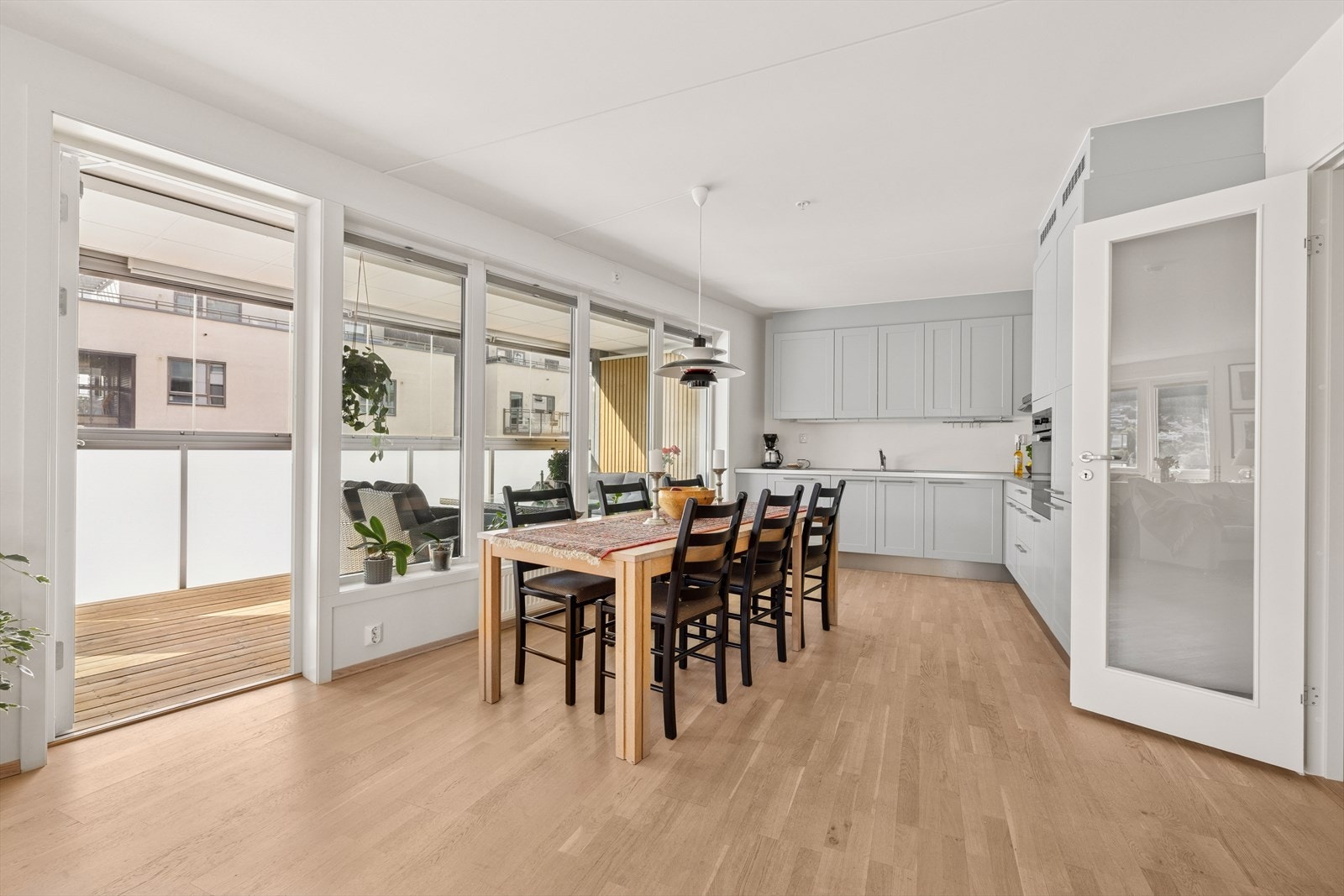 Det er god plass til spisestue og direkte utgang til innglasset balkong. Galleribilde