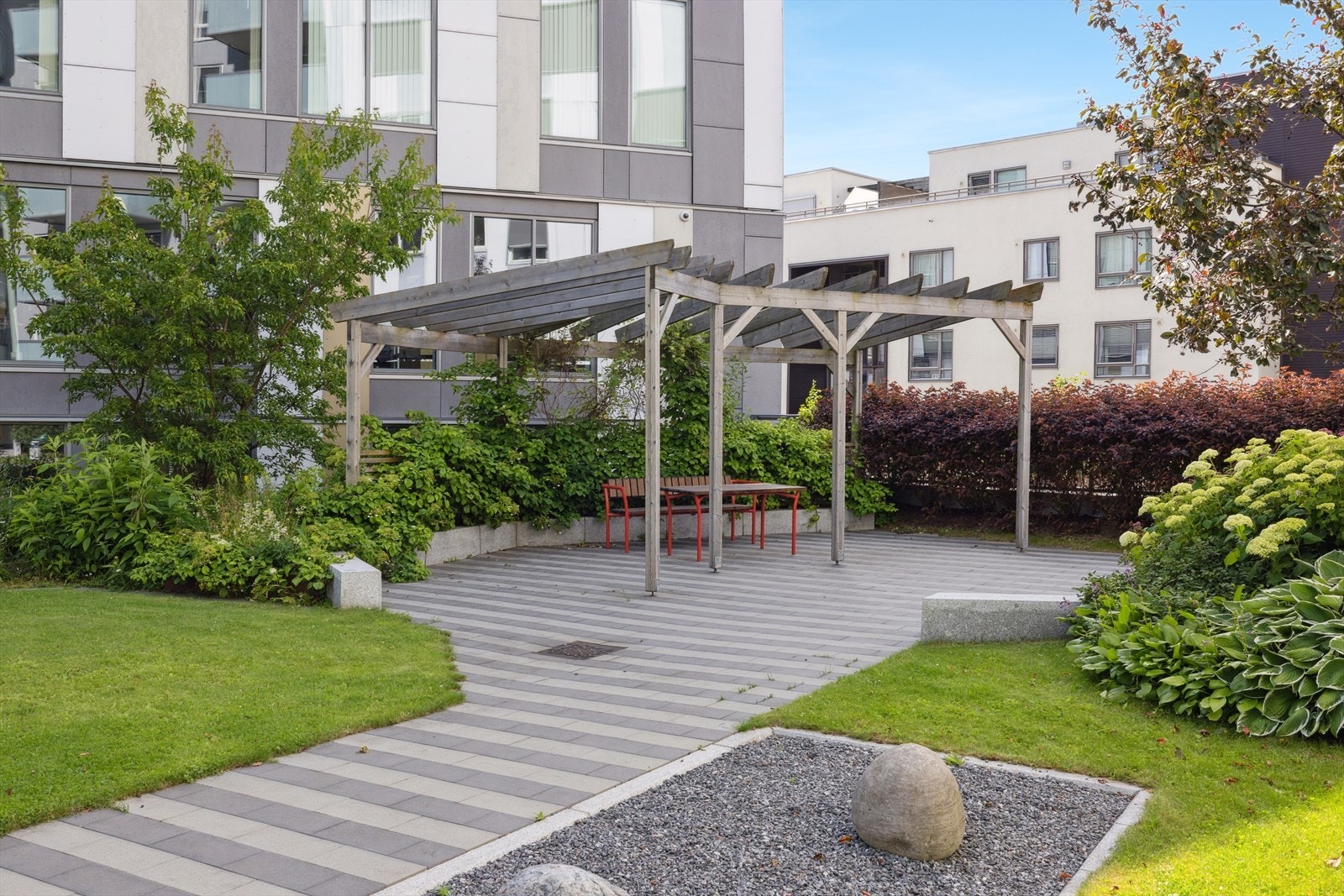 Flott og pen opparbeidet felles bakgård i Portalen. Galleribilde