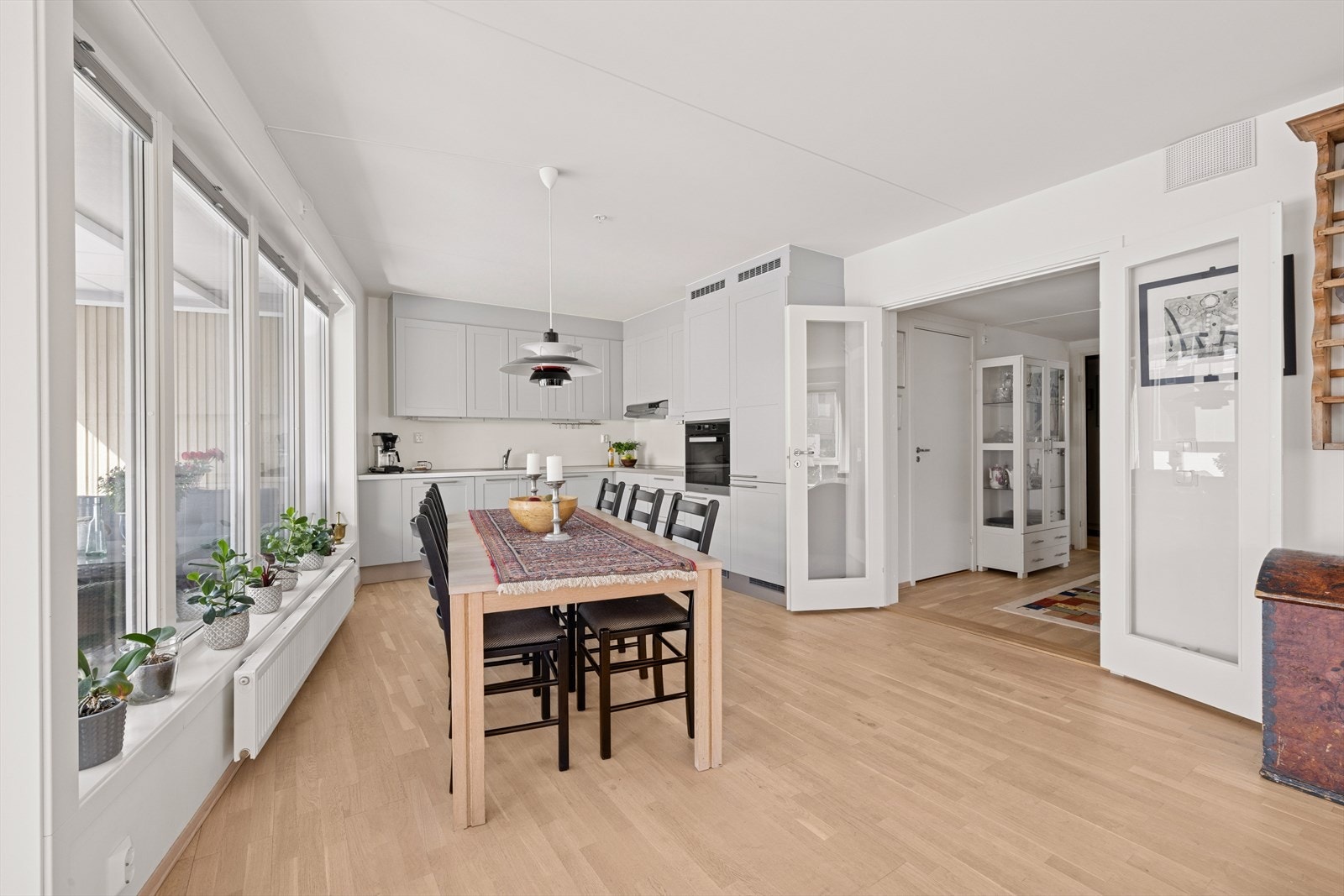 Stor og luftig atmosfære - her er det god plass til og samle venner og familie. Galleribilde