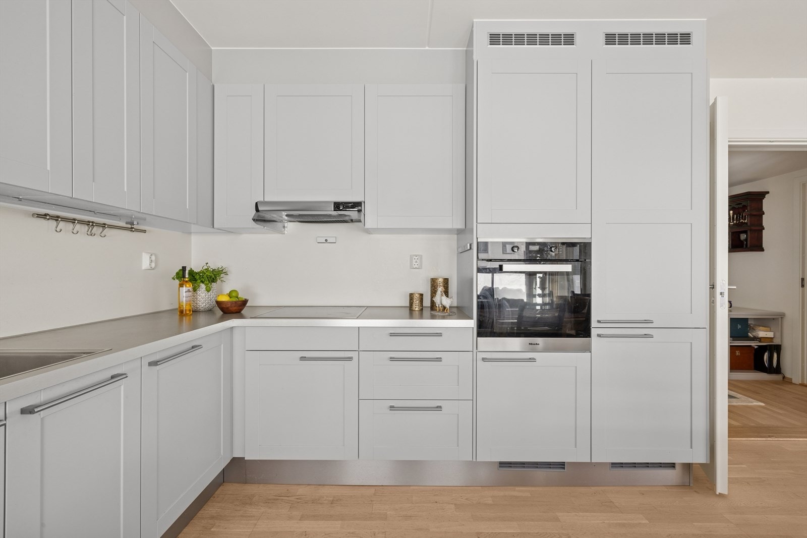 Kjøkkeninnredningen er fra byggeår og er moderne utført. Galleribilde