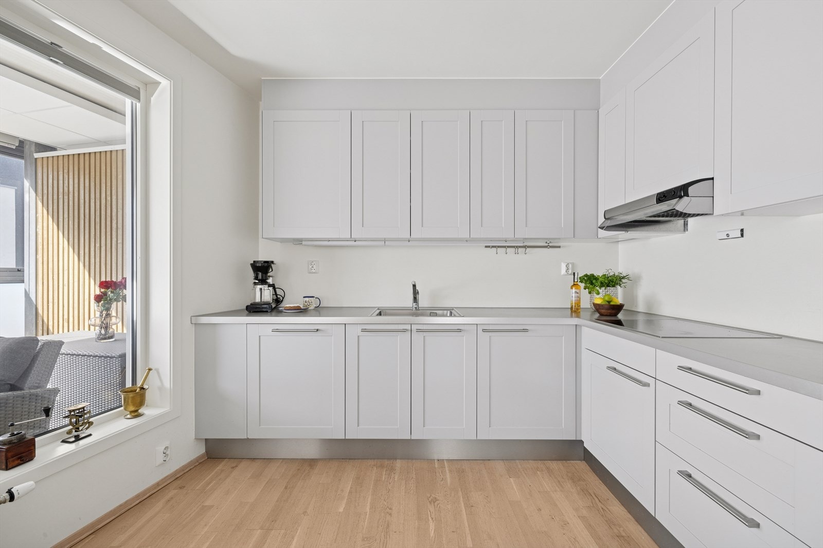 Kjøkkenet ligger i åpen og sosial løsning med stuen. Galleribilde