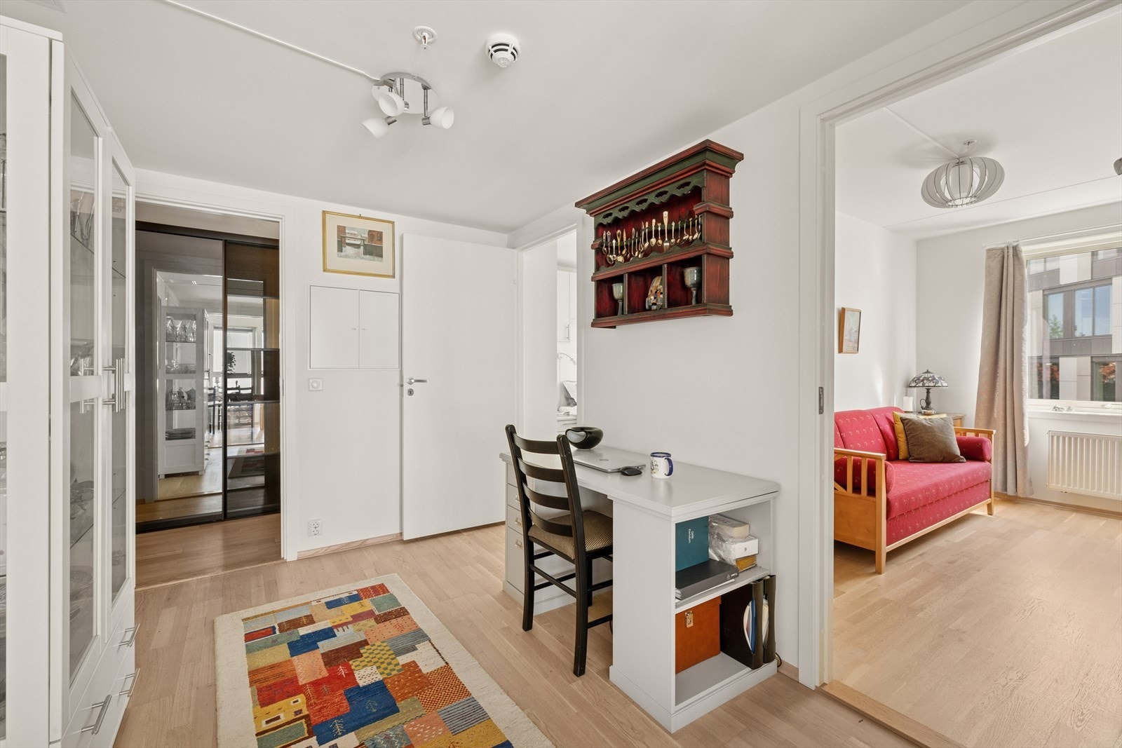 Lys og trivelig gang med plass til kontorløsning. Galleribilde