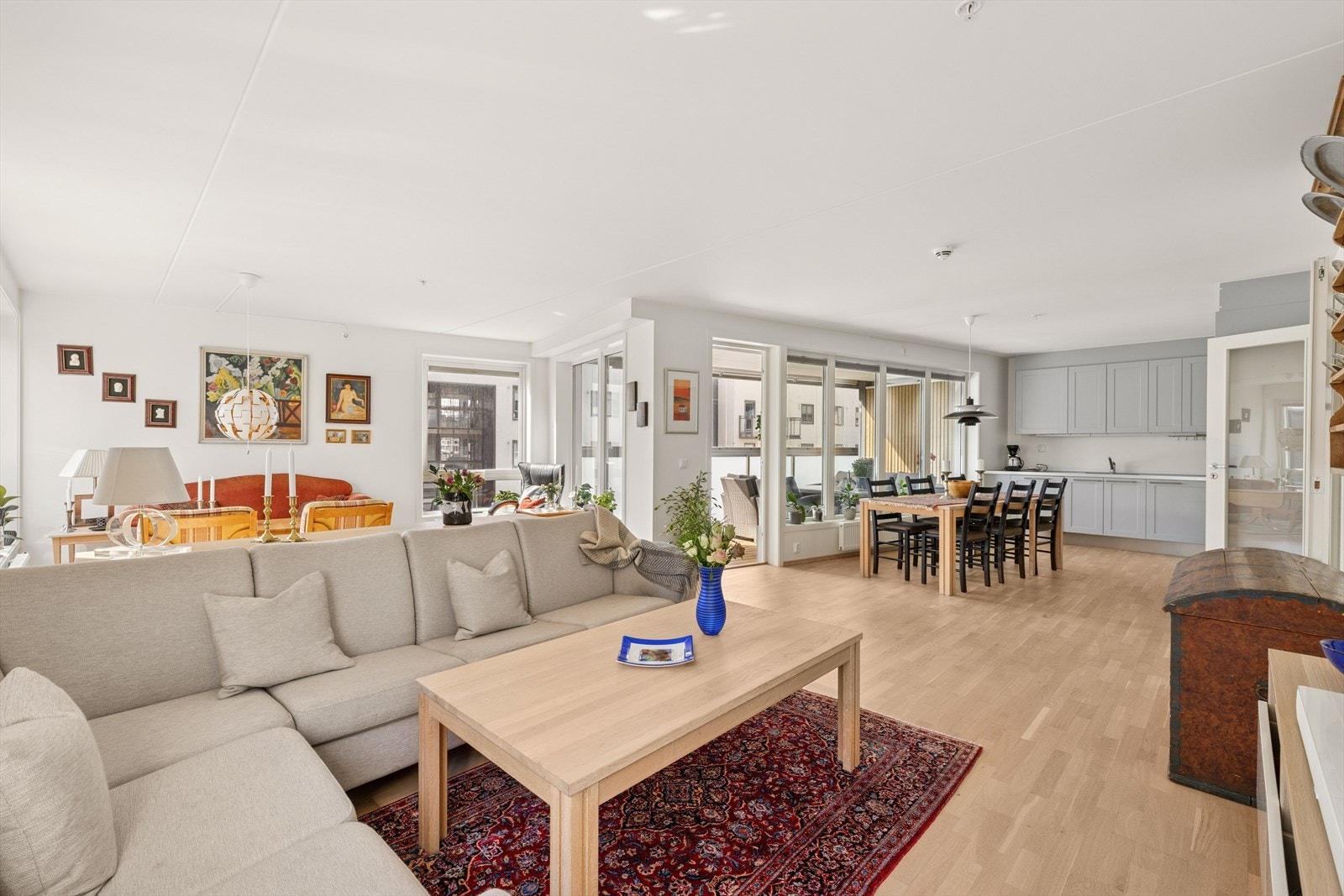 God plass til og samle familie og venner til hyggelige sammenkomster. Galleribilde