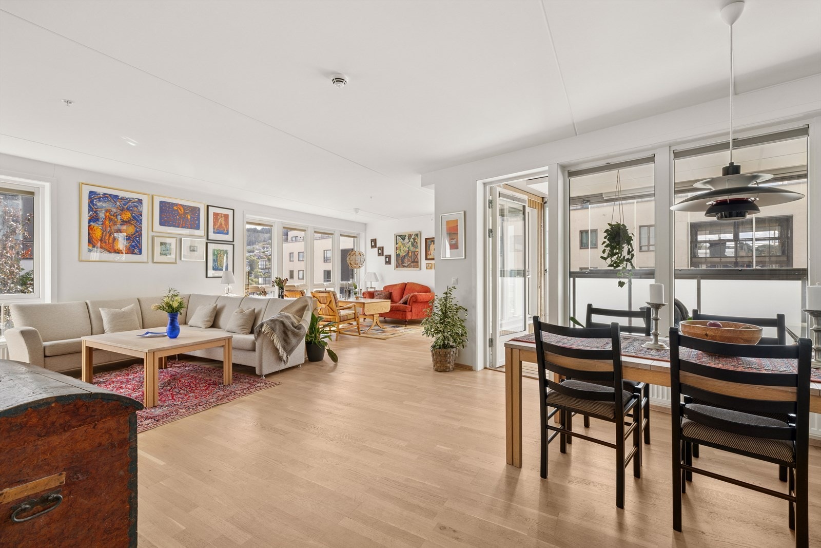 Leiligheten er romslig med stort oppholdsrom hvor det er store vindusflater som slipper inn rikelig med naturlig lys. Galleribilde