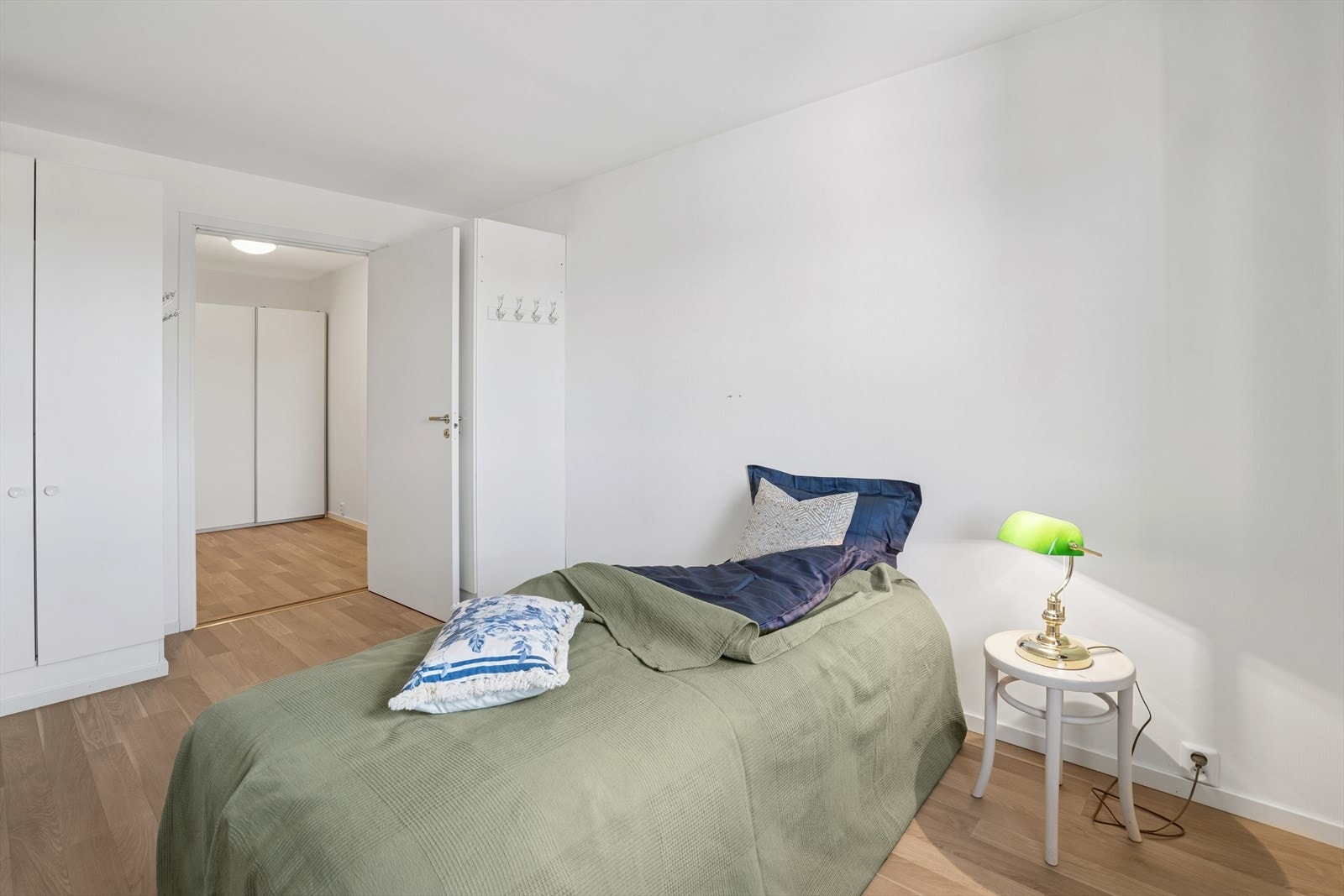 Soverommet er av god størrelse. God plass til dobbeltseng. Det er garderobeskap på soverommet. Galleribilde