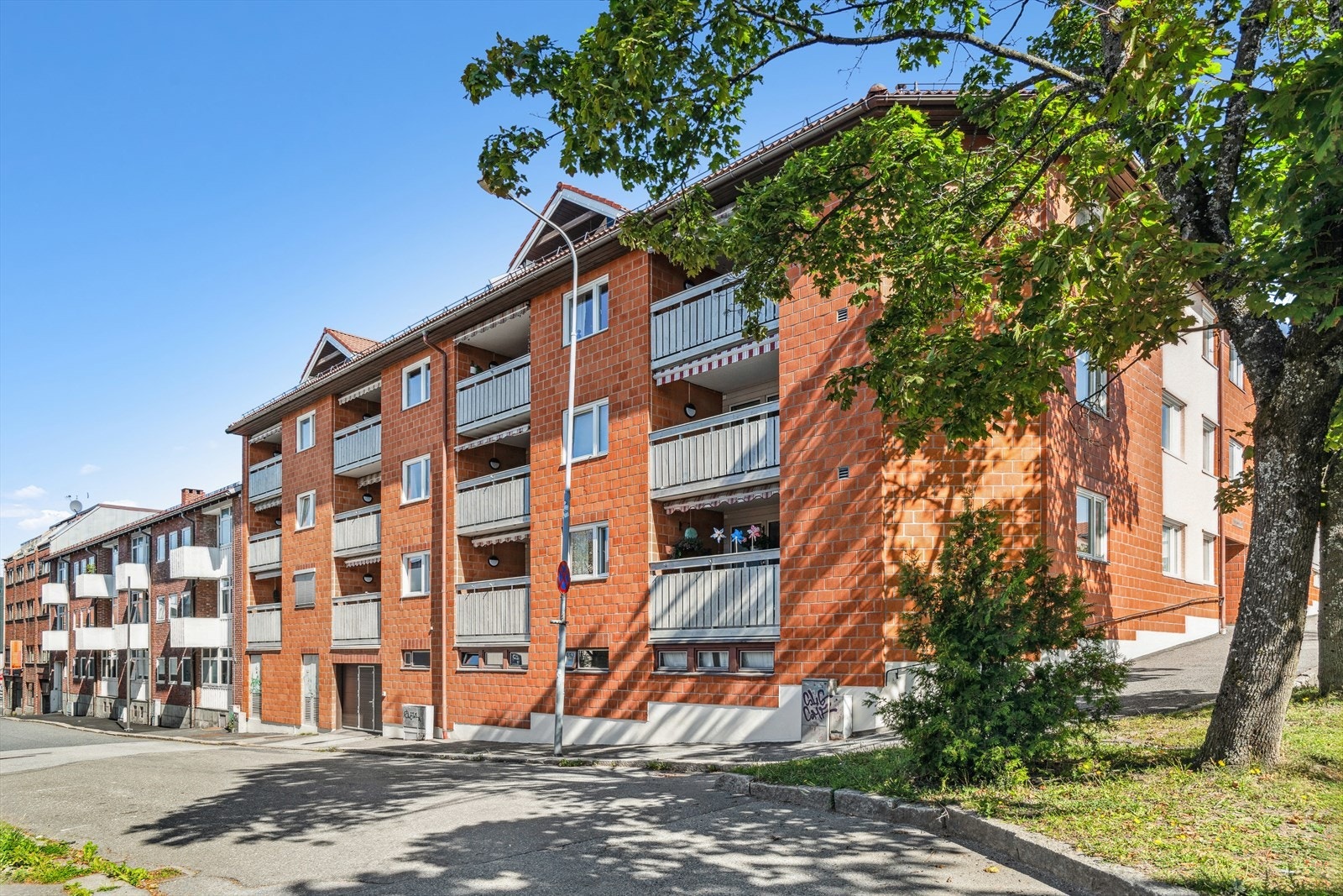 Borettslaget består av 19 leiligheter. Det er garasjeplass til samtlige leiligheter. Galleribilde