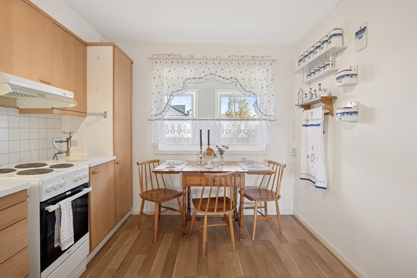 Romslig kjøkken i eget rom. God plass til spisebord ved vinduet. Galleribilde