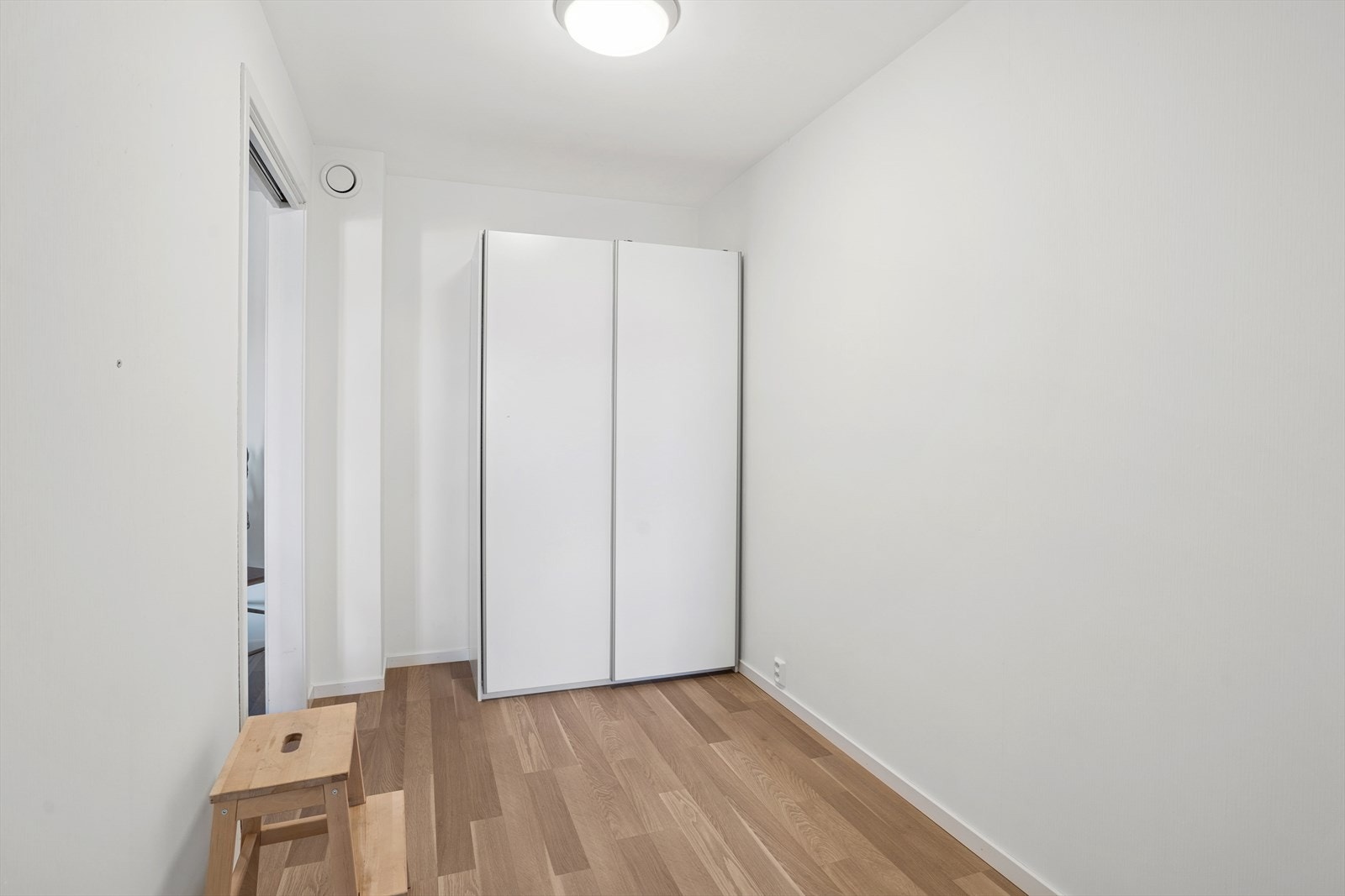 Fra stuen er det tilgang til praktisk garderoberom på ca. 6m² med medfølgende skyvedørsgarderobe. Galleribilde