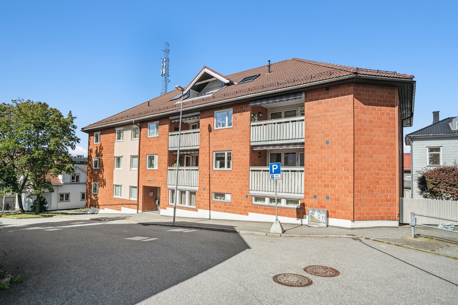 Borettslaget har nå en godt vedlikeholdt bygningsmasse. Heisen var ny i 2024. Heisen går fra garasje og opp til leilighetsplan. Galleribilde