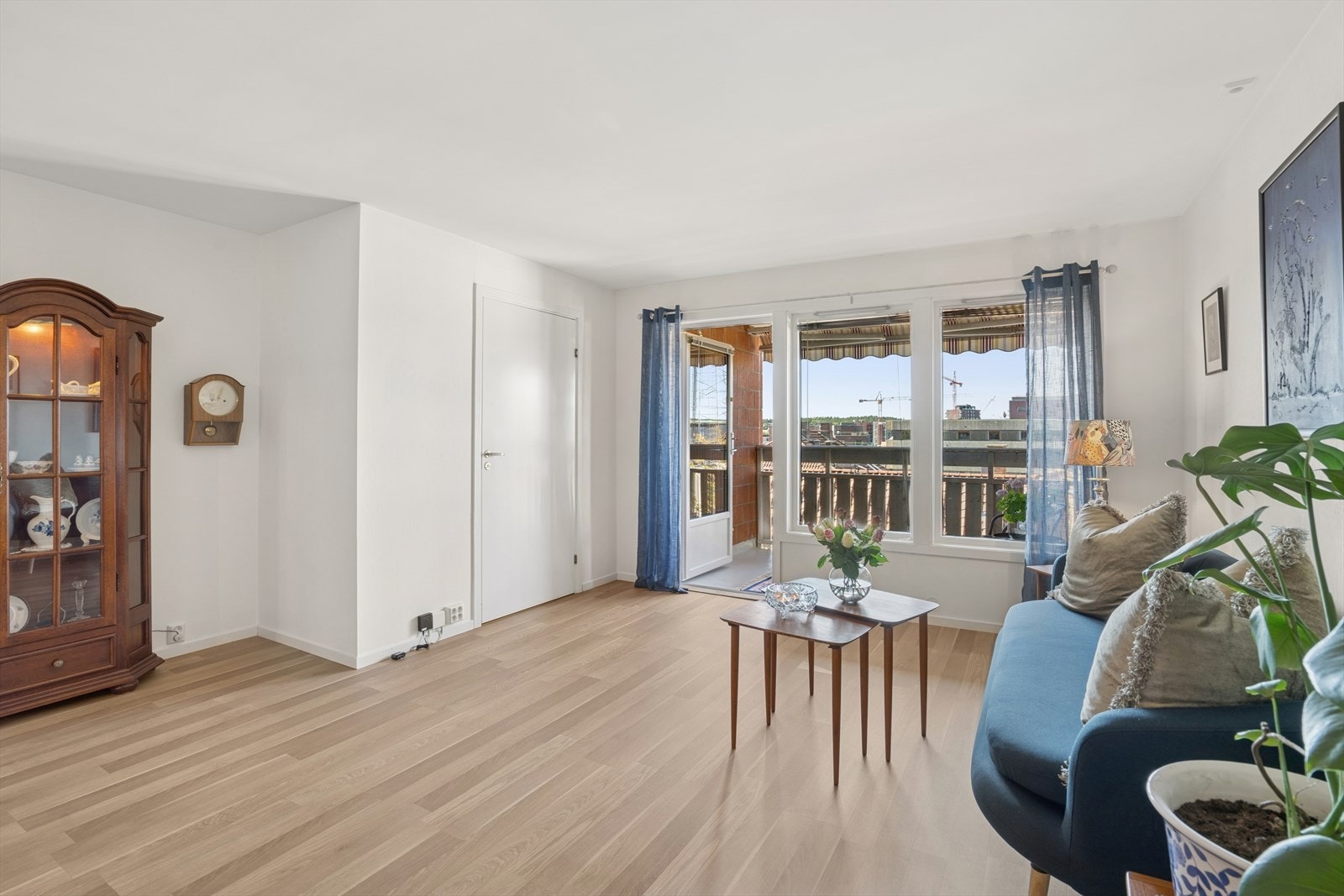 Vegger og tak er malt i lyse farger. Galleribilde