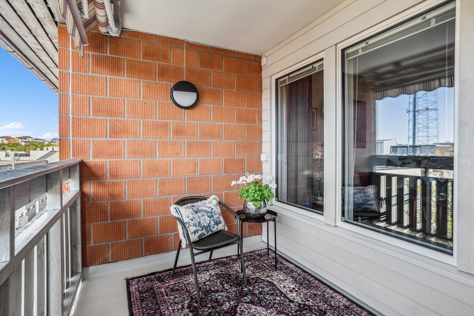 Balkongen er overbygget. Det er strømuttak og utebelysning på balkongen. Galleribilde