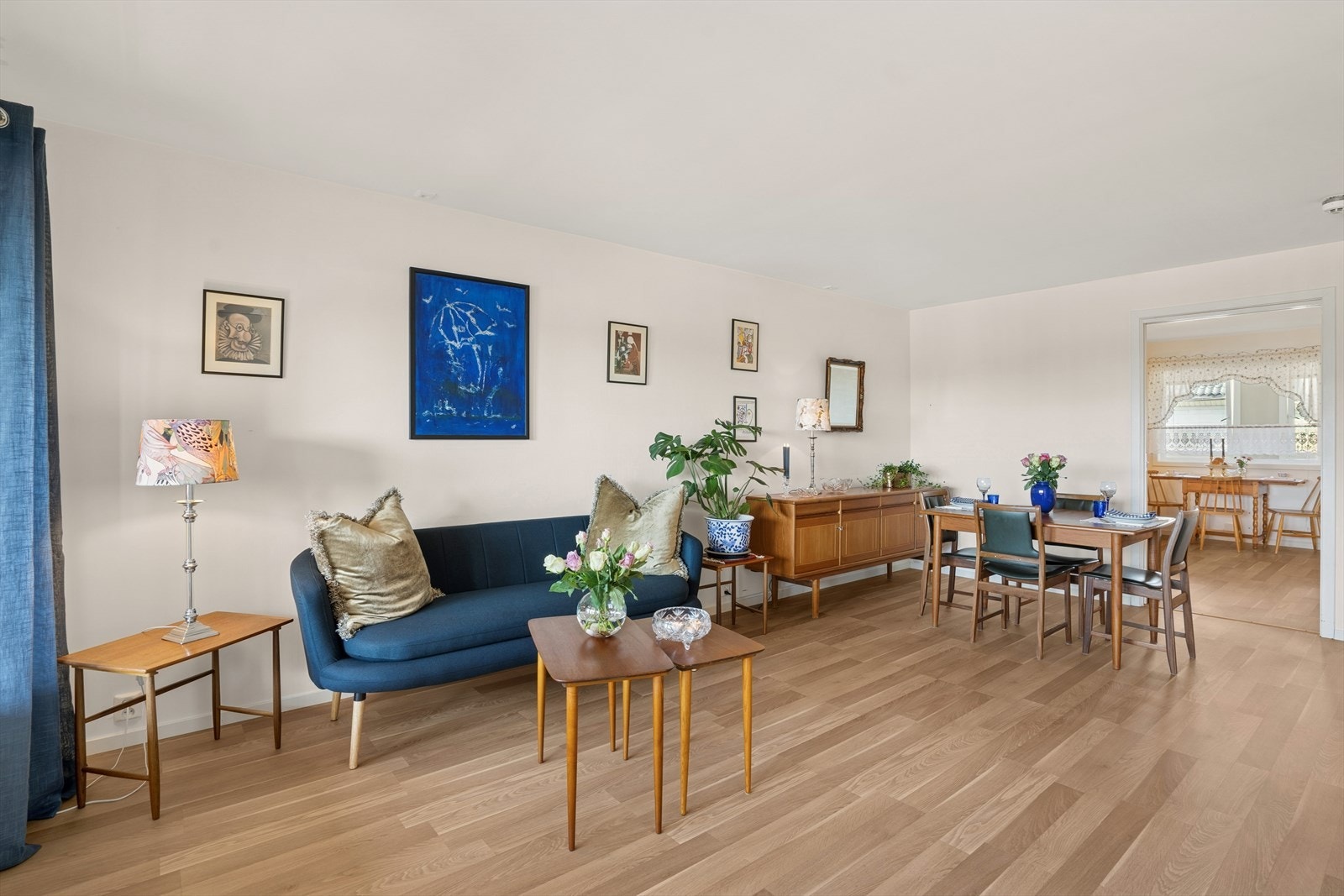 Stuen er lys og innbydende, med god plass til både sofagruppe og spisestueløsning. Galleribilde