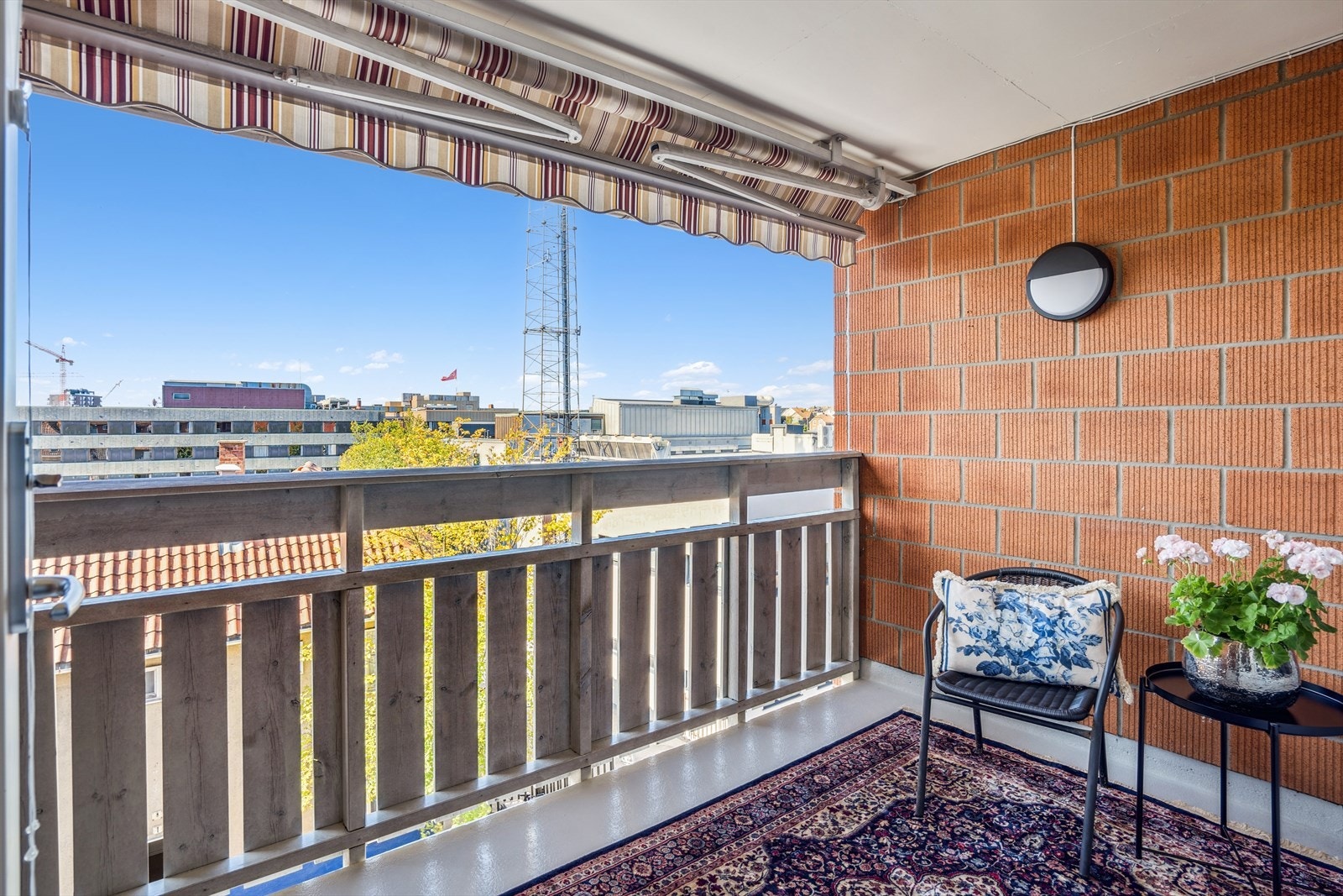 Den vestvendte balkongen er et fint sted å være. Det er markise som gir fin skygge på de varmeste dagene. Galleribilde