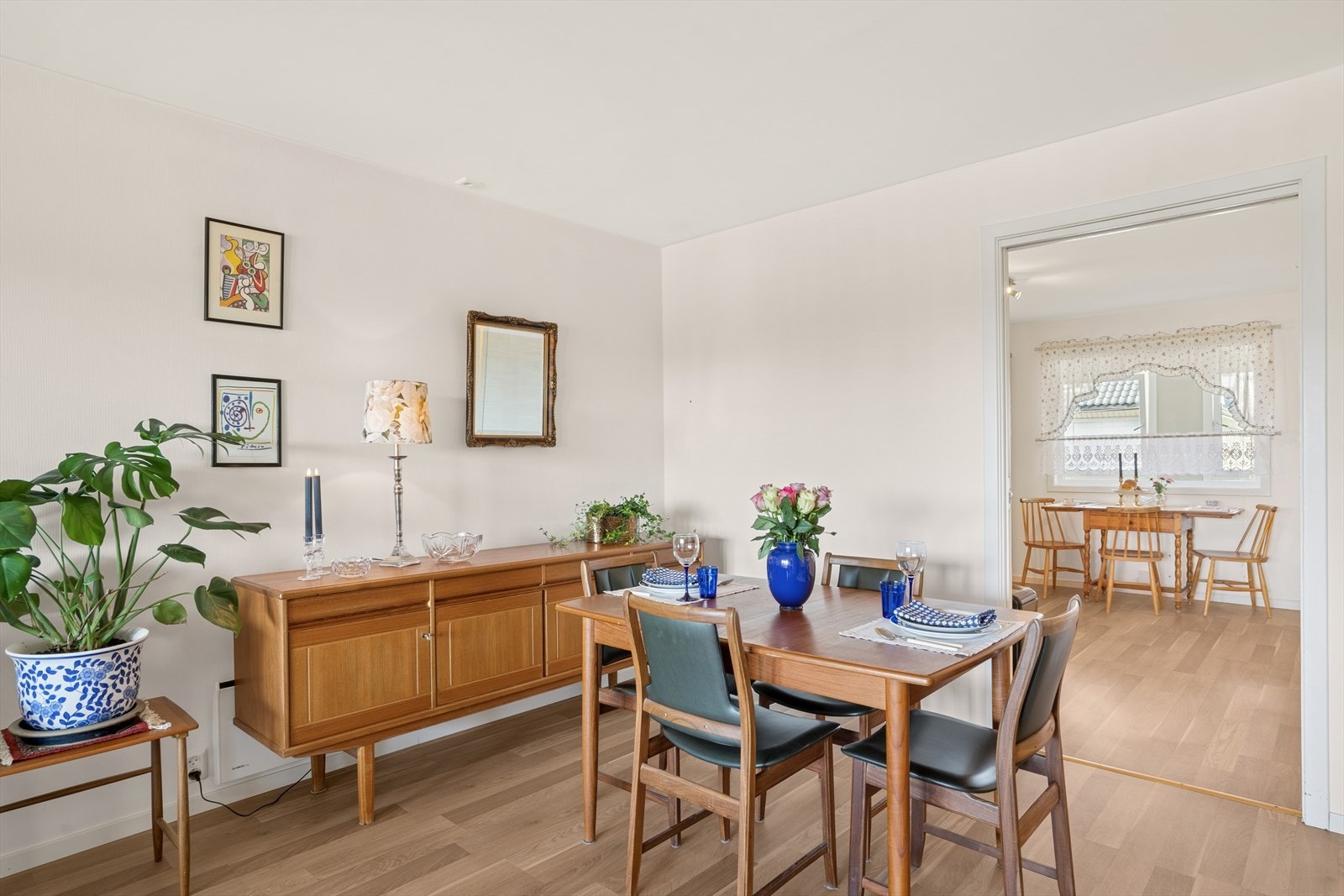 Det er skyvedør mellom spisestue og kjøkken. Galleribilde