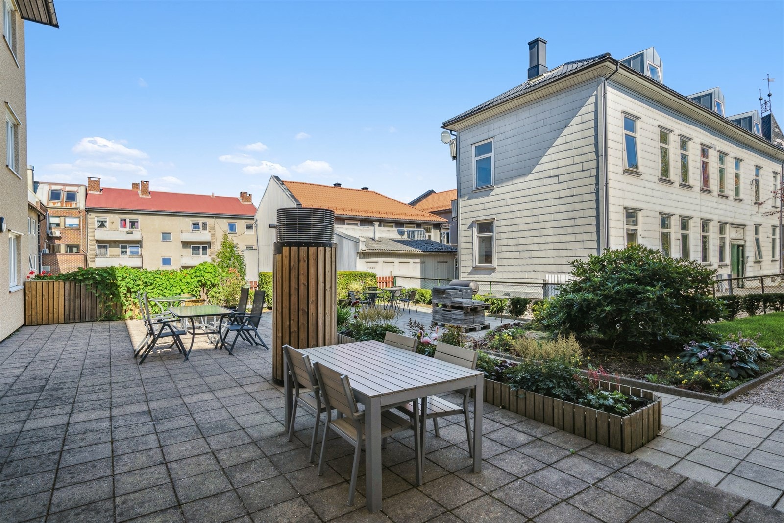 Bakgården er pent opparbeidet. Her er det formiddagssol. Galleribilde