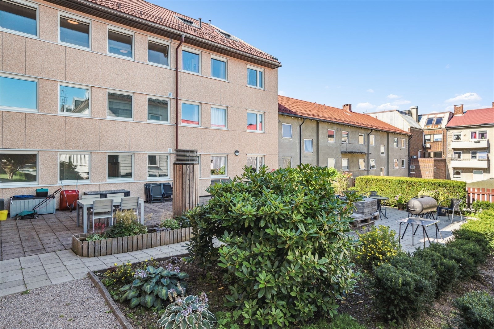 Borettslaget har fine og skjermede fellesarealer i bakgården / hagen. Her er det sittegrupper, grill og pen beplantning. Galleribilde