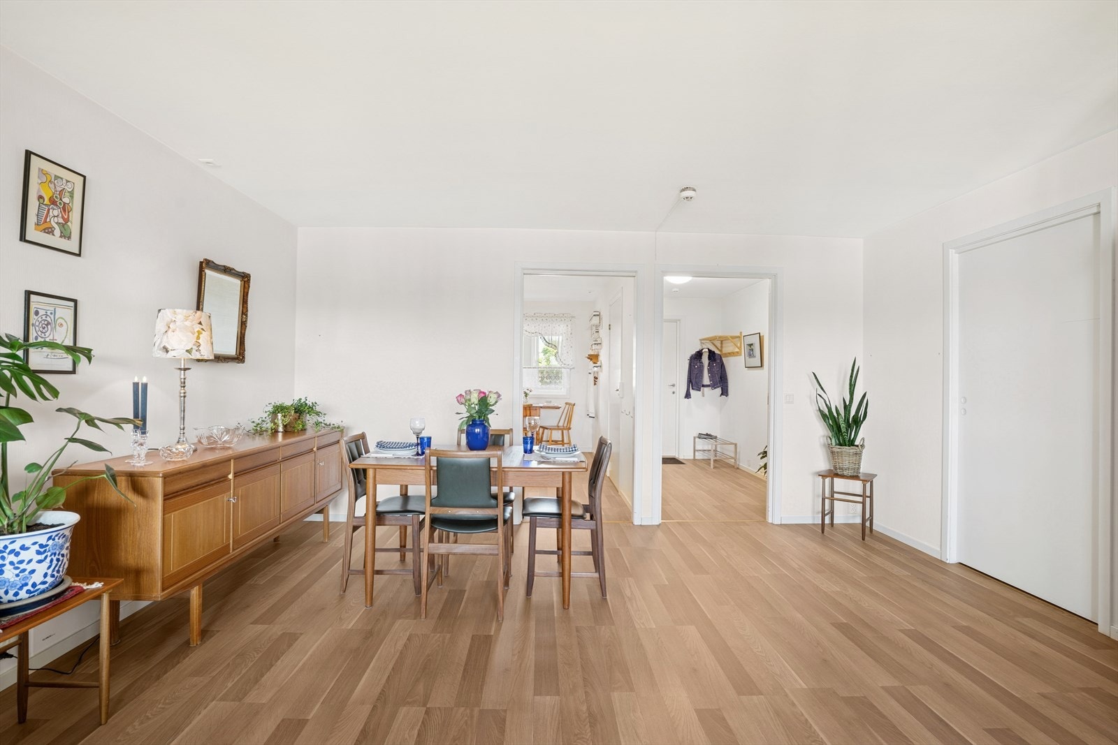 Stuen er romslig. Det er nyere laminatgulv i hele leiligheten. Galleribilde