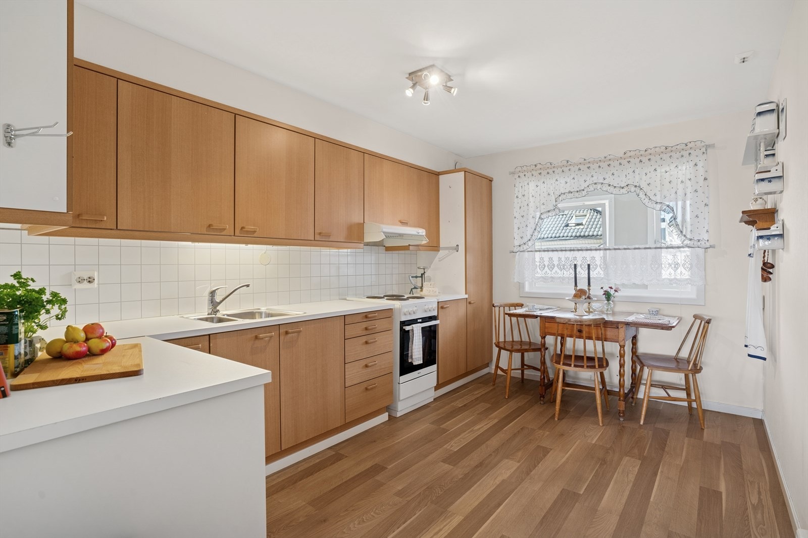 Det er godt med skuffer, skap- og benkeplass på kjøkkenet. Galleribilde