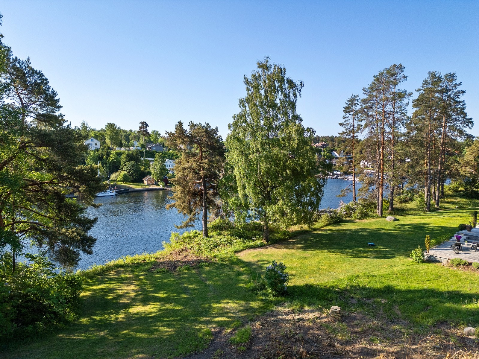 Fin utsikt til sjøen og Halsbukta fra tomten Galleribilde