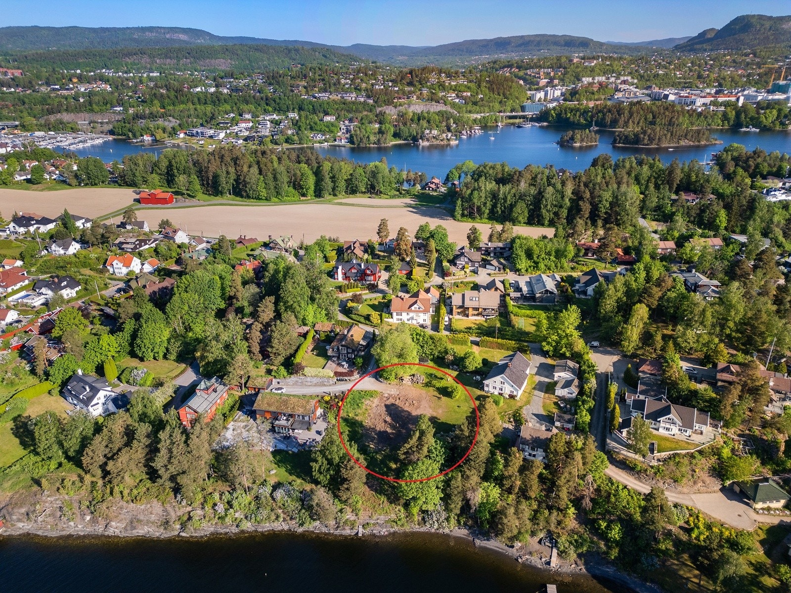 Eiendommen ligger i svakt skrånende terreng mot syd, fredelig og hyggelig til, innerst i en privat stikkvei fra Øverbergveien. Galleribilde