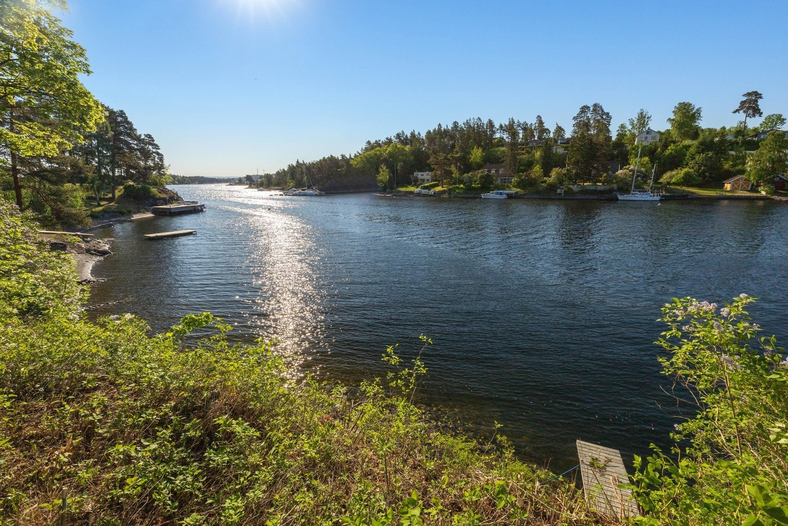 Eiendommen ligger i svakt skrånende terreng mot syd, fredelig og hyggelig til, innerst i en privat stikkvei fra Øverbergveien. Galleribilde