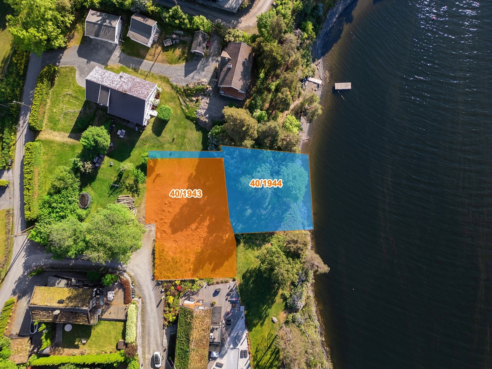 Ubebygd boligtomt (40/1943) med ideell halvpart av tilgrensende strandeiendom (40/1944). Markeringen er kun omtrentlig. Galleribilde