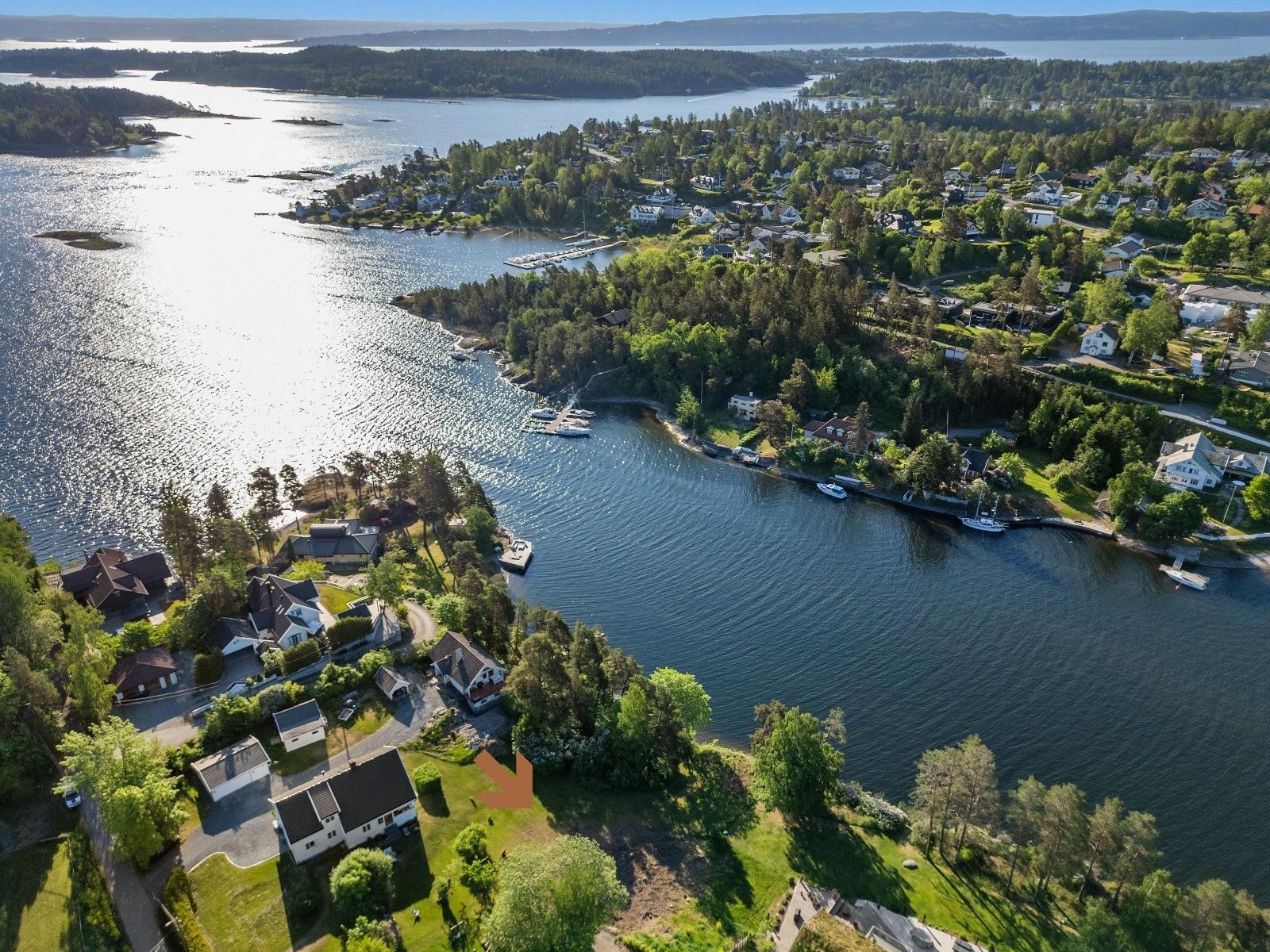 Ubebygd boligtomt med fanastisk beliggenhet ved sjøen på Nesøya Galleribilde