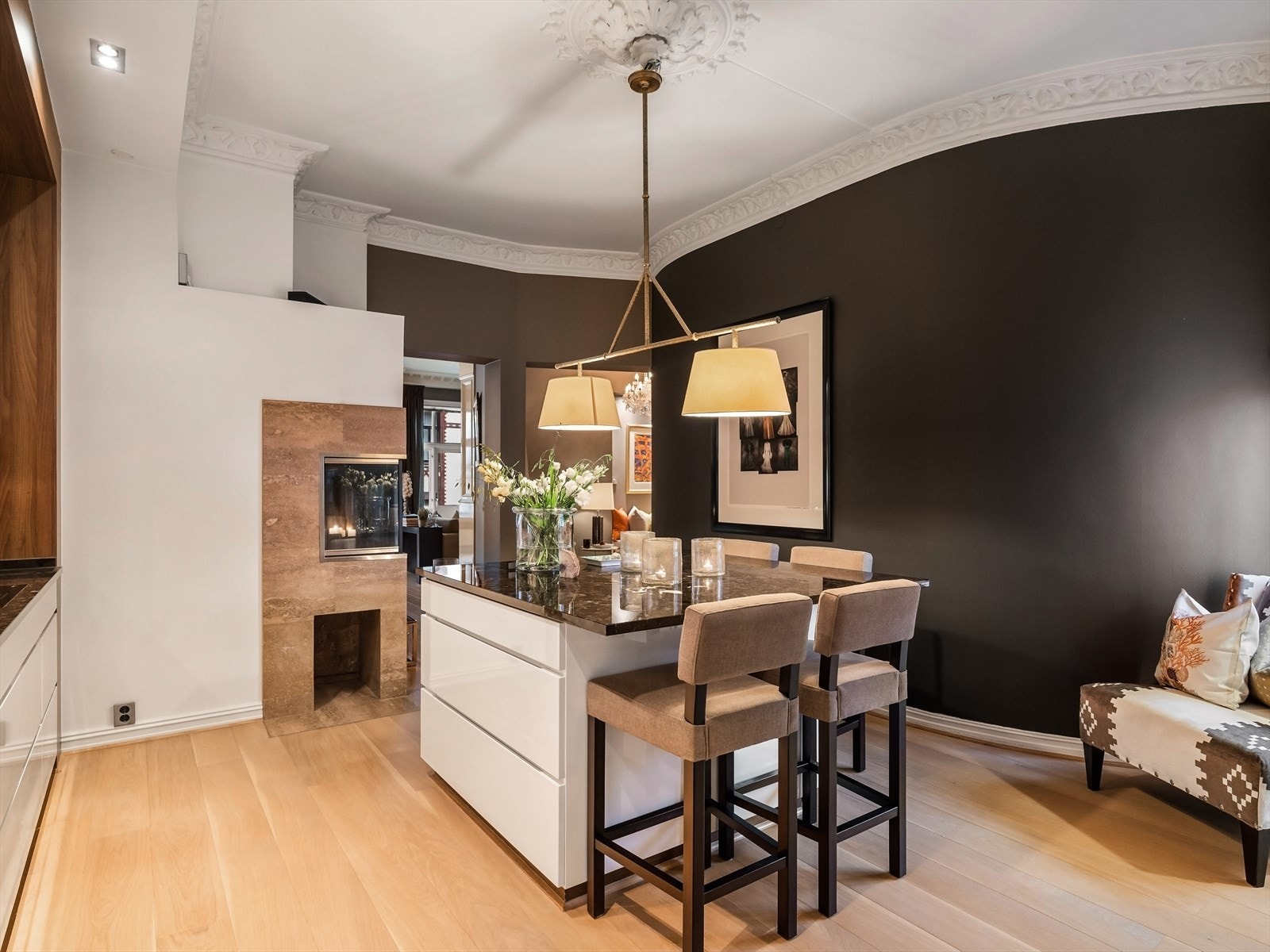 Integrerte hvitevarer som Miele stekeovn, keramisk induksjonstopp, kaffemaskin og oppvaskmaskin fra Electrolux. Galleribilde