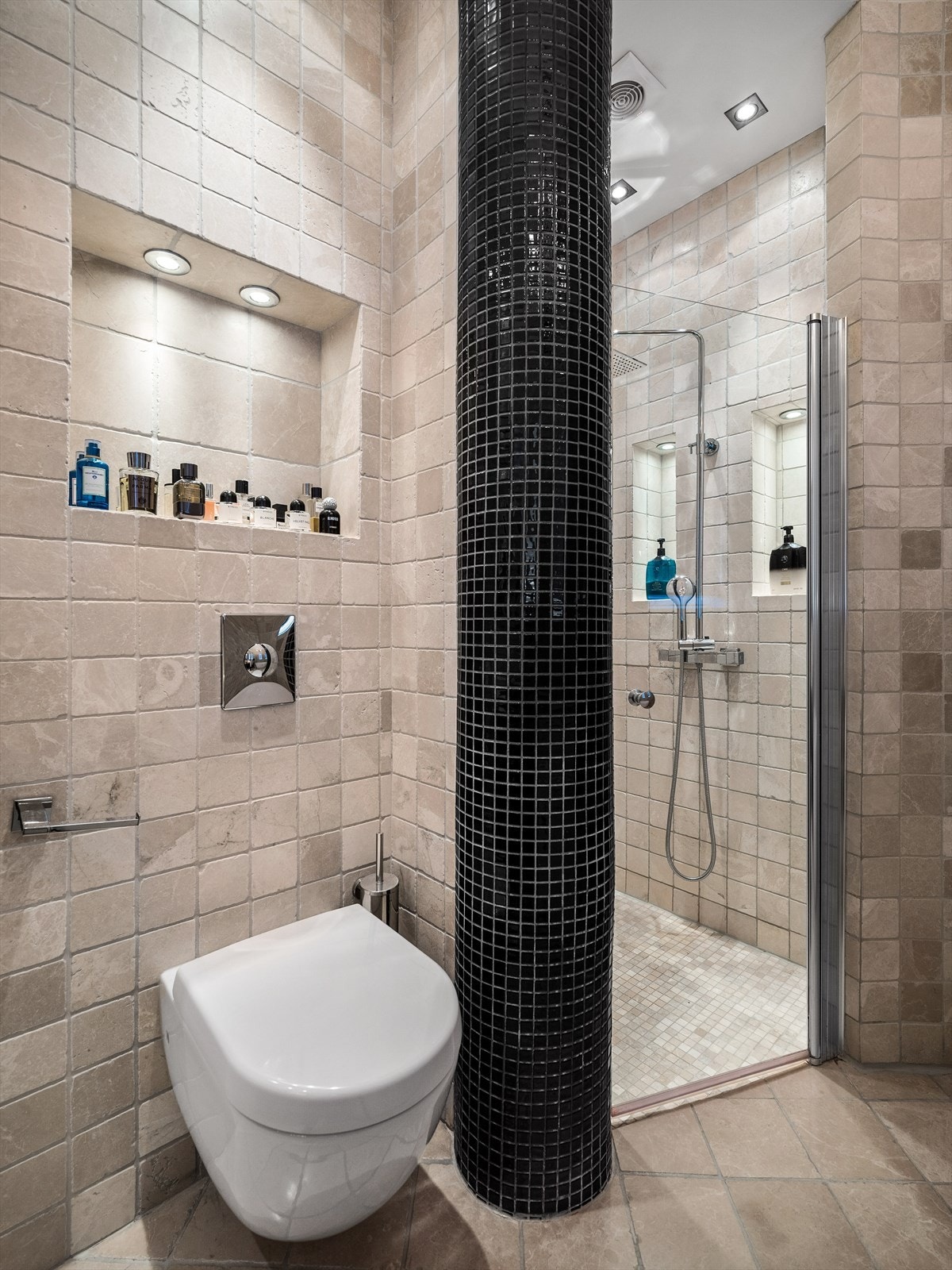 Badet er innredet med badekar, dusj, wc og servant. Galleribilde