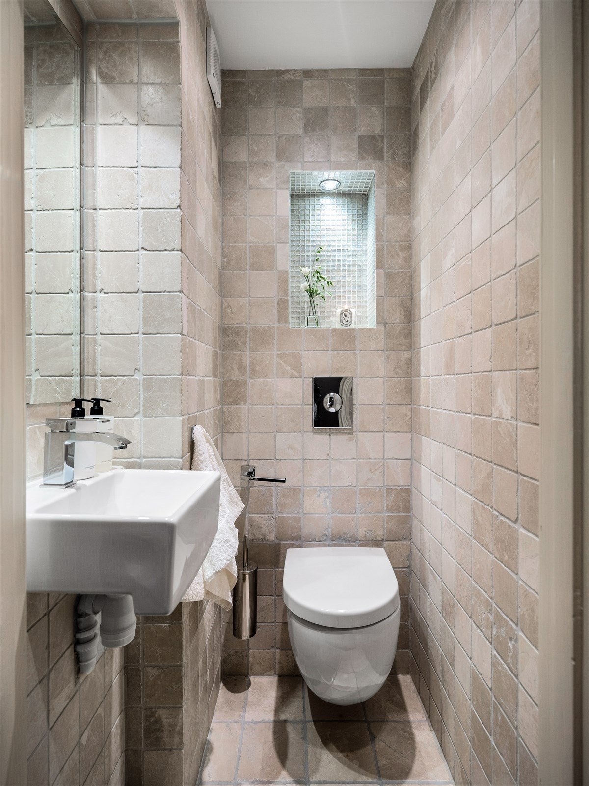 Separat toalettrom med wc og servant. Galleribilde