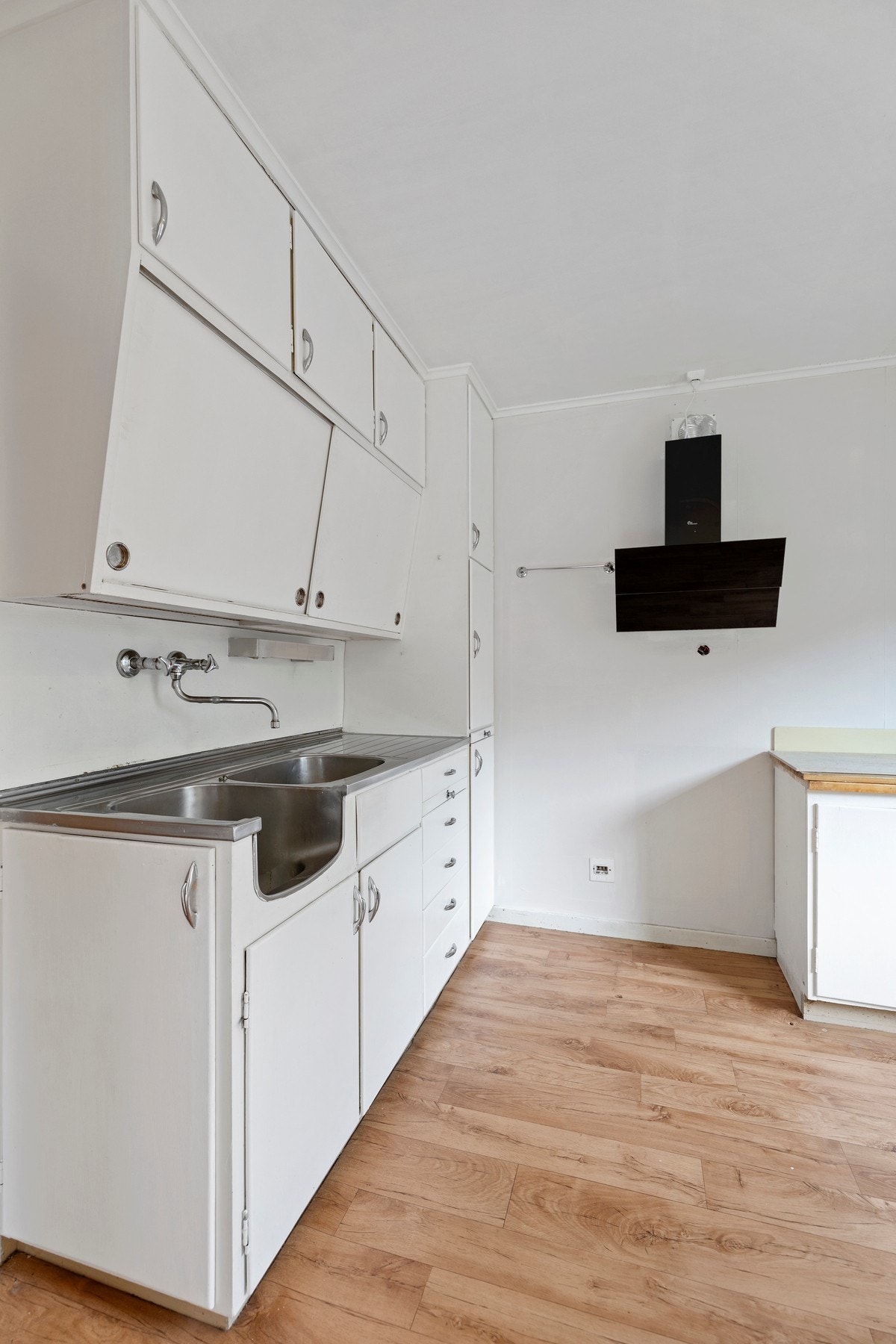 Innredningen er utstyrt med laminat benkeplate med flis mot overskap, ventilator og opplegg for oppvaskmaskin. Galleribilde
