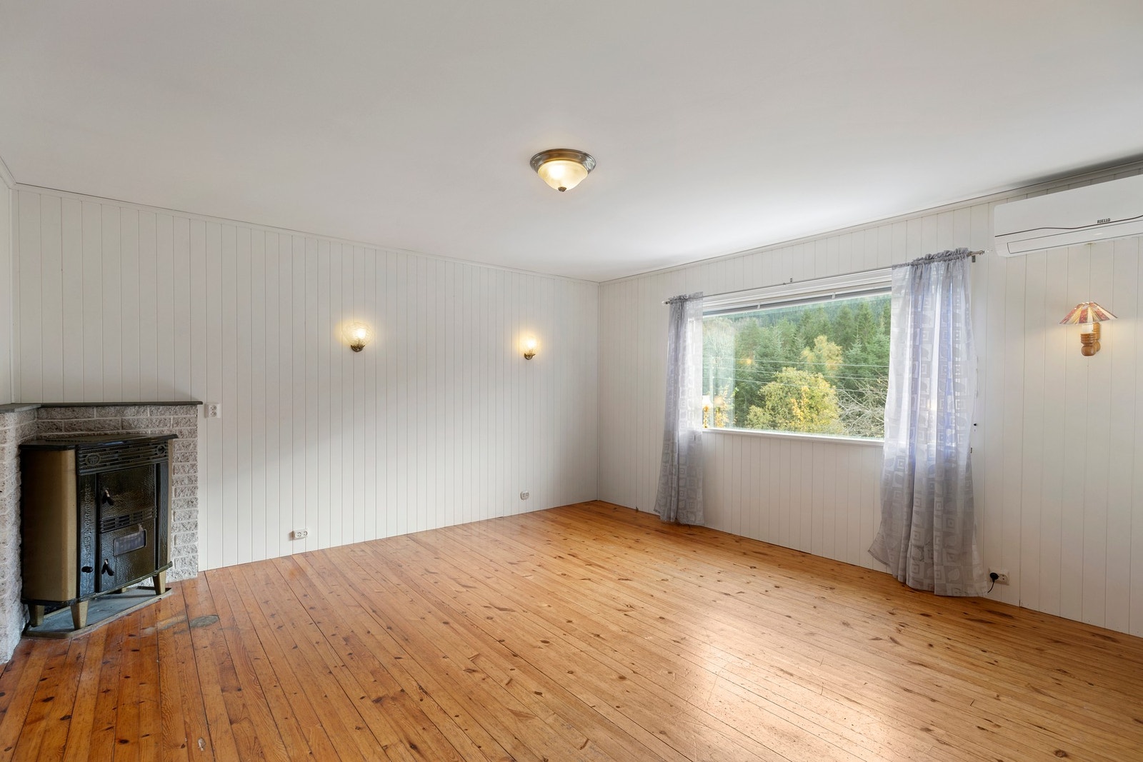 I stue er det oppvarming fra eldre kamin og varmepumpe fra 2017. Galleribilde