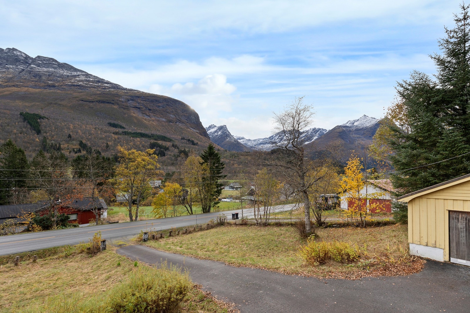 Fra balkongen er det flott utsikt mot fjellene rundt. Galleribilde