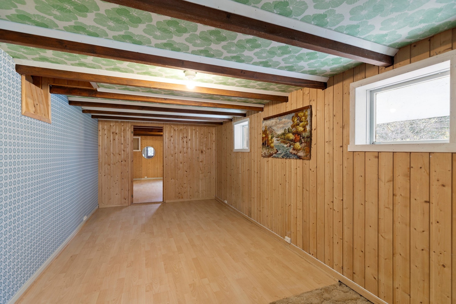 Etasjen består av to oppholdsrom i front, samt vaskekjeller, wc-rom og bod i bakkant. Galleribilde