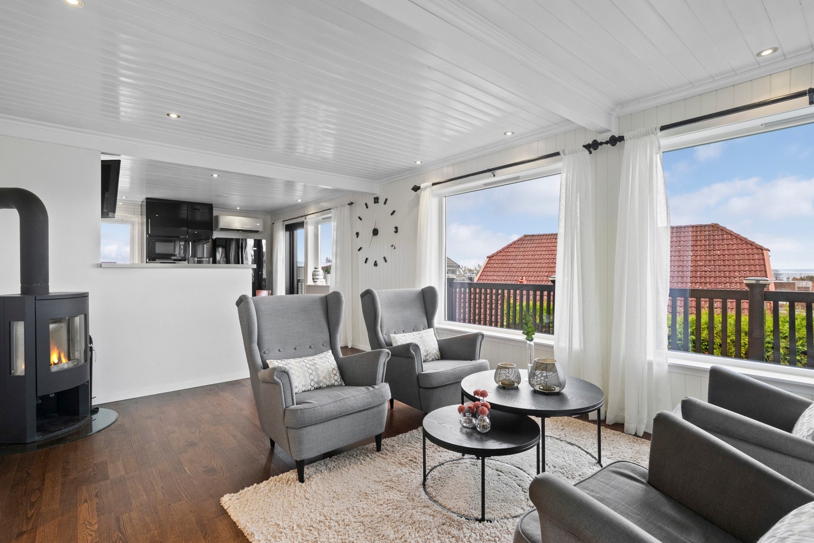 Dagslyset suppleres ypperlig av downlights rundt hele himlingen. Galleribilde