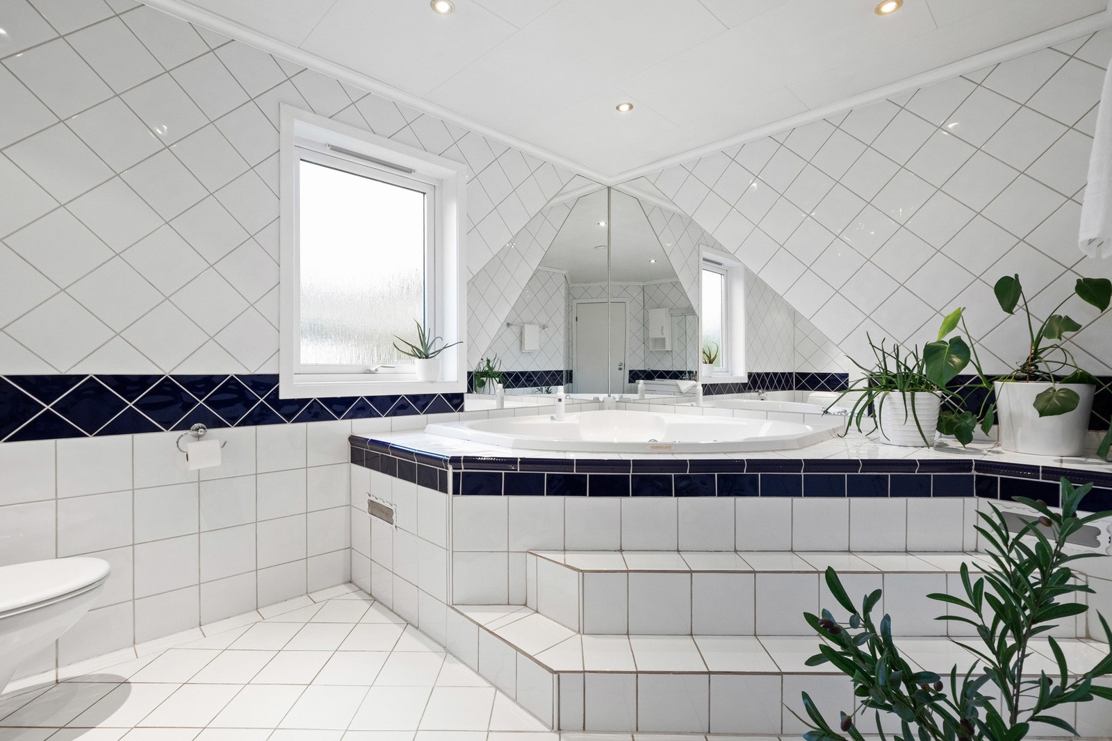 Hoveddelen har et bad i 1. etasje og et kombinert bad/vaskerom i underetasjen. Galleribilde