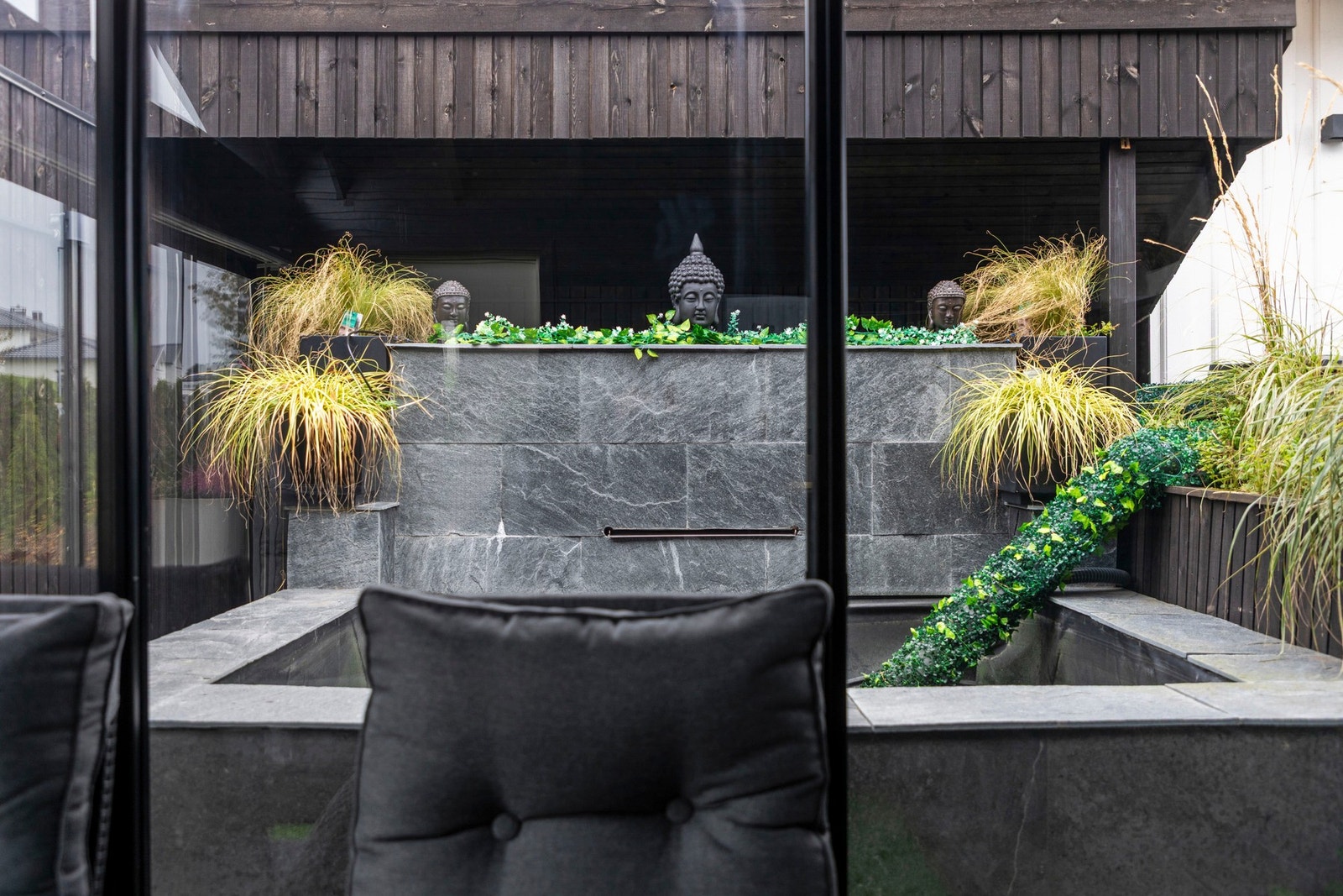 I tilknytning til utestuen finner man en idyllisk fiskedam med oppbygde kanter av stein. Galleribilde