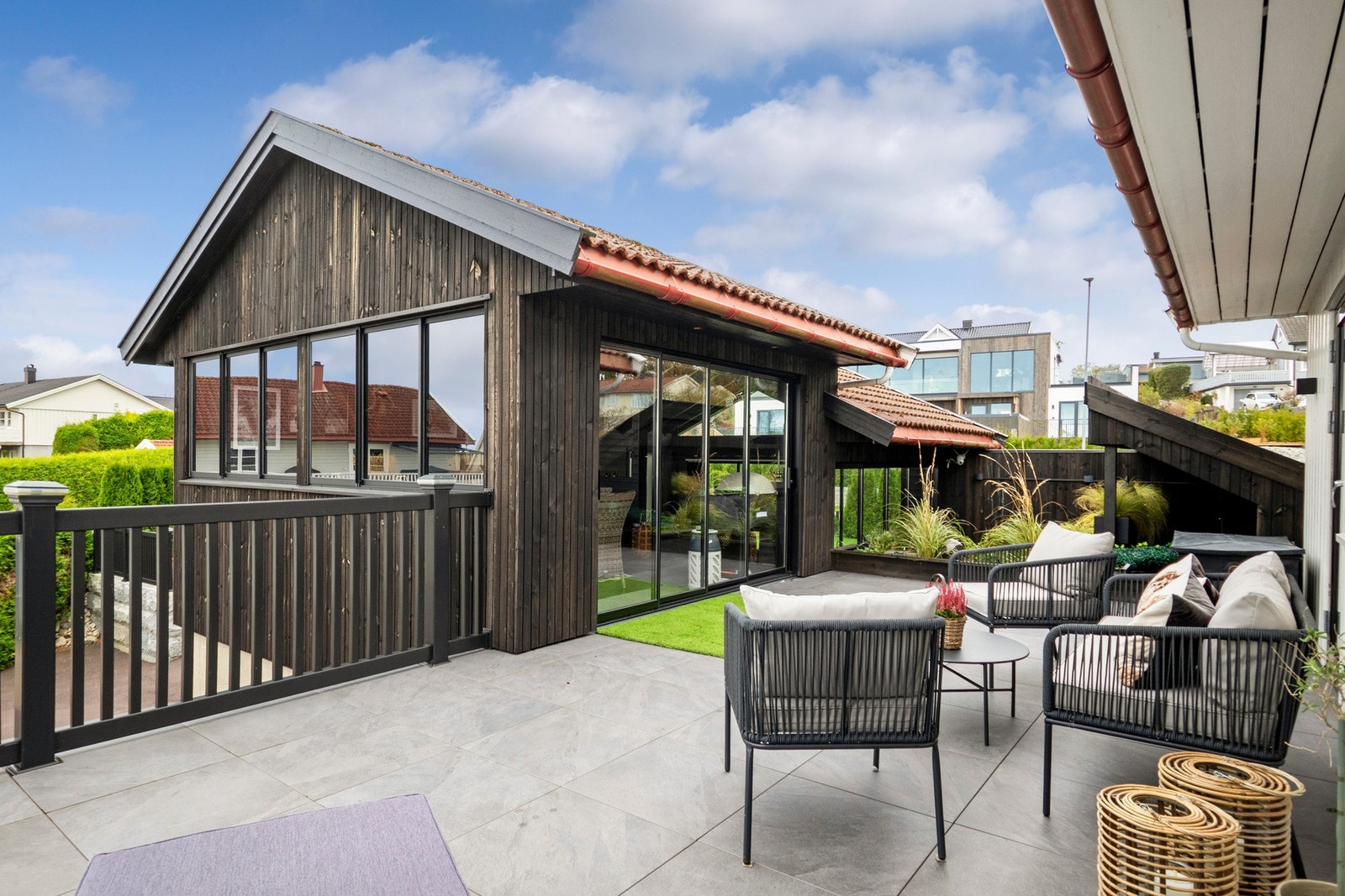 Terrassen er dels overbygd, måler ca. 53 kvm og ble oppgradert med flislagt dekke i 2023/24. Galleribilde