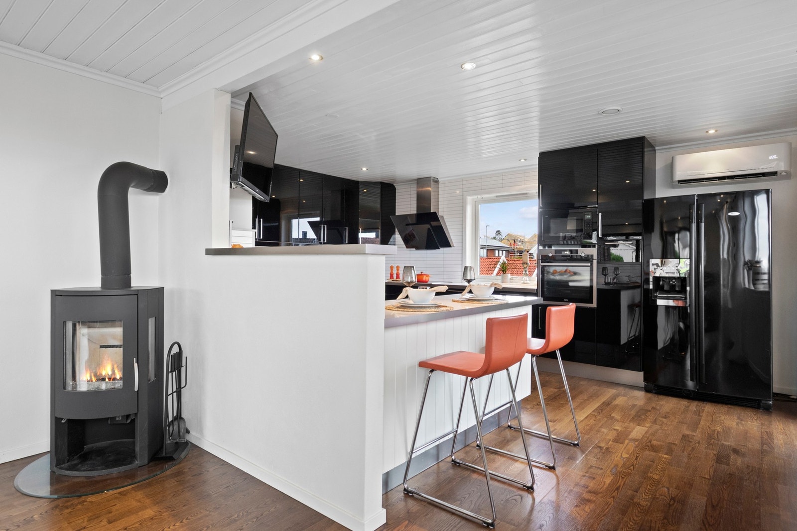 Integrert i innredningen er det platetopp, stekeovn, oppvaskmaskin og mikrobølgeovn. Galleribilde