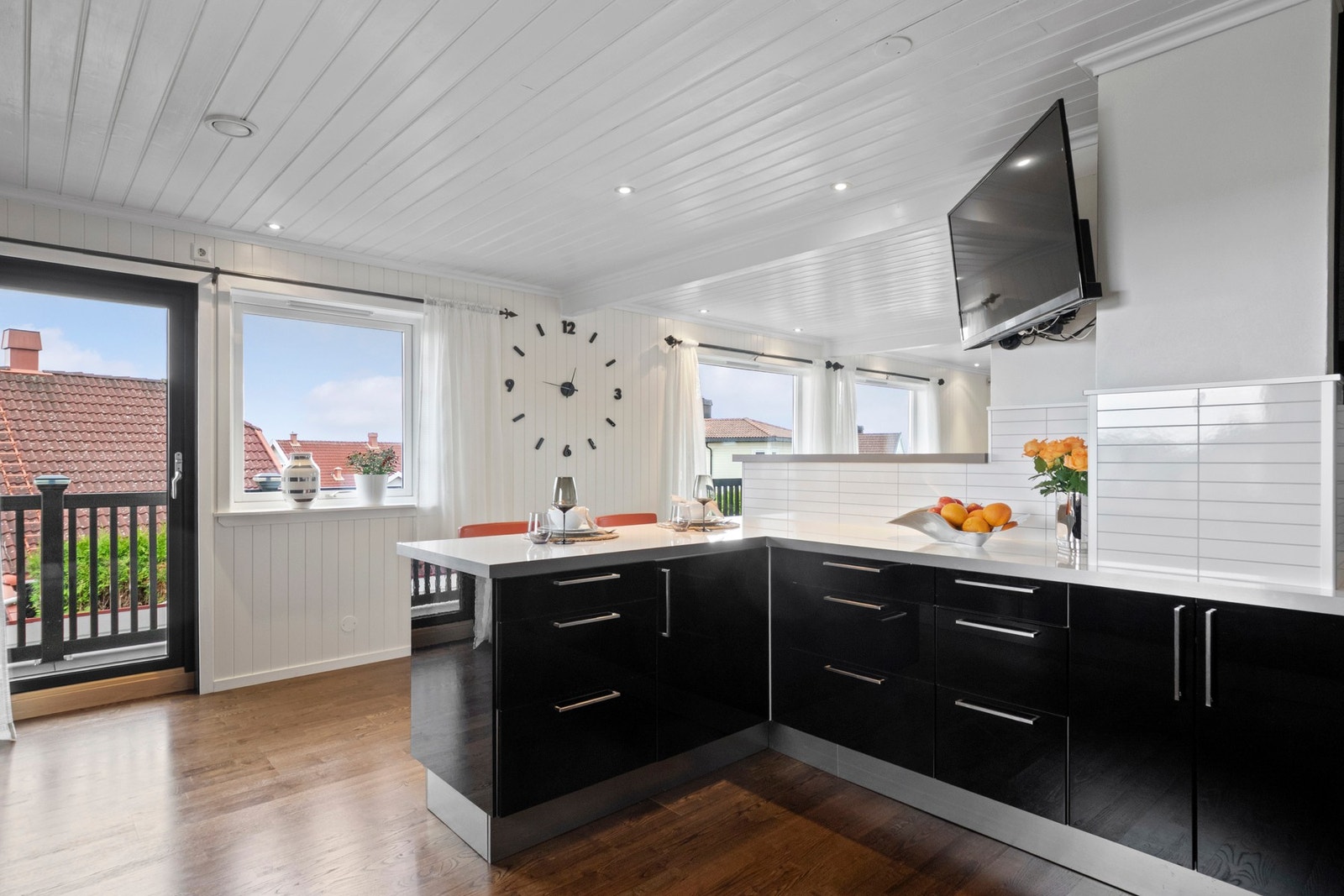 Kjøkkenet ligger tilbaketrukket, med mulighet for både sosial matlaging og skjermet arbeidsro. Galleribilde