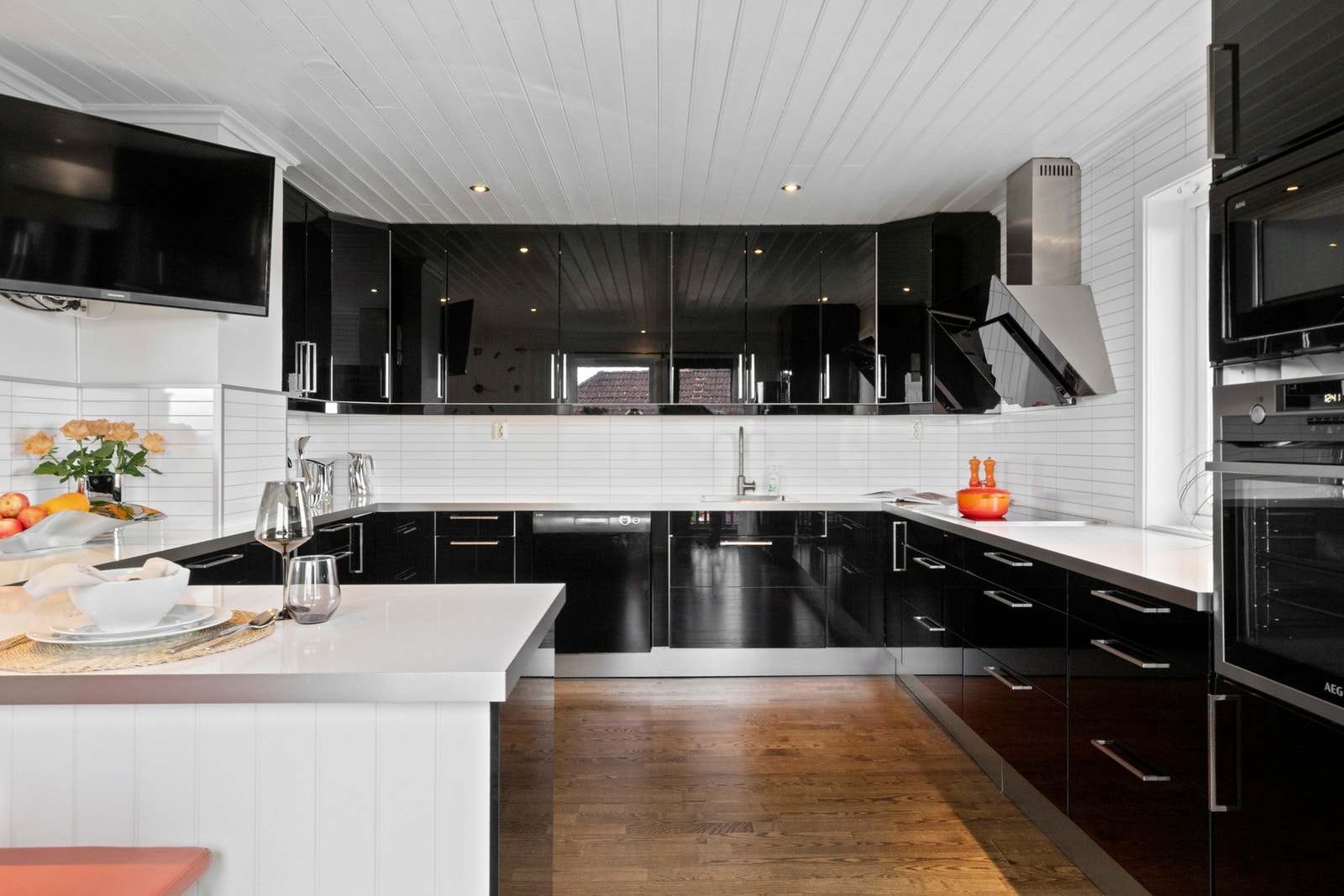 Ovnene er praktisk plassert i et høyskap Galleribilde