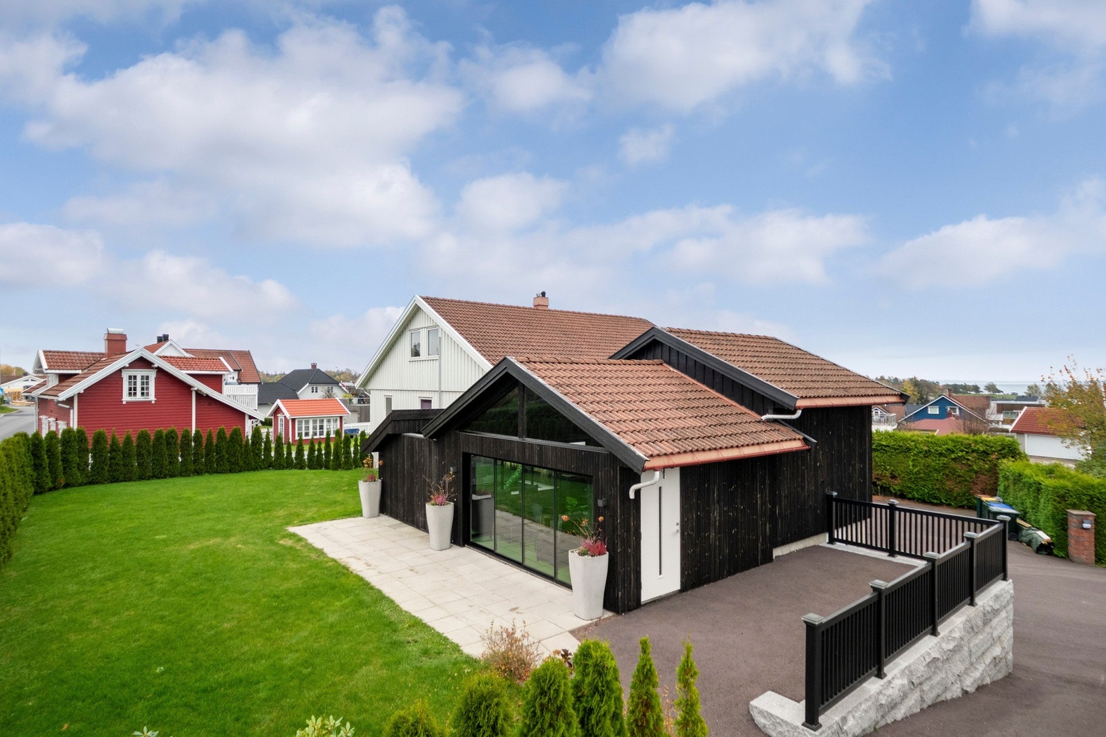 Utestuen er perfekt for middagsselskaper, og har store glassfelter og skyvedører mot hagearealet. Galleribilde